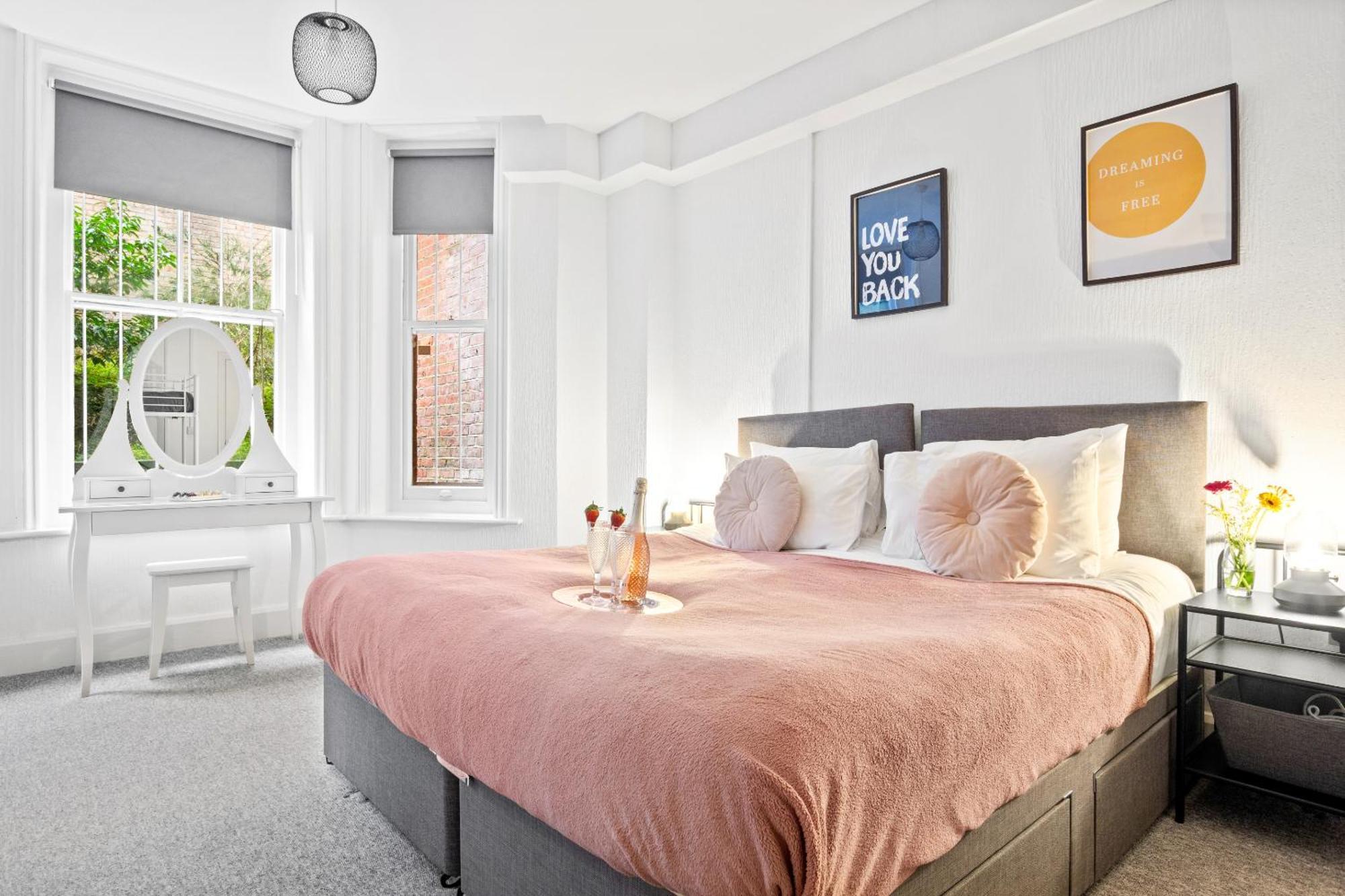 Apartment Family Retreat Stylish Apartment, Sleeps 6, 7 Minute Walk To Parking Wifi Kitchen And Washer *