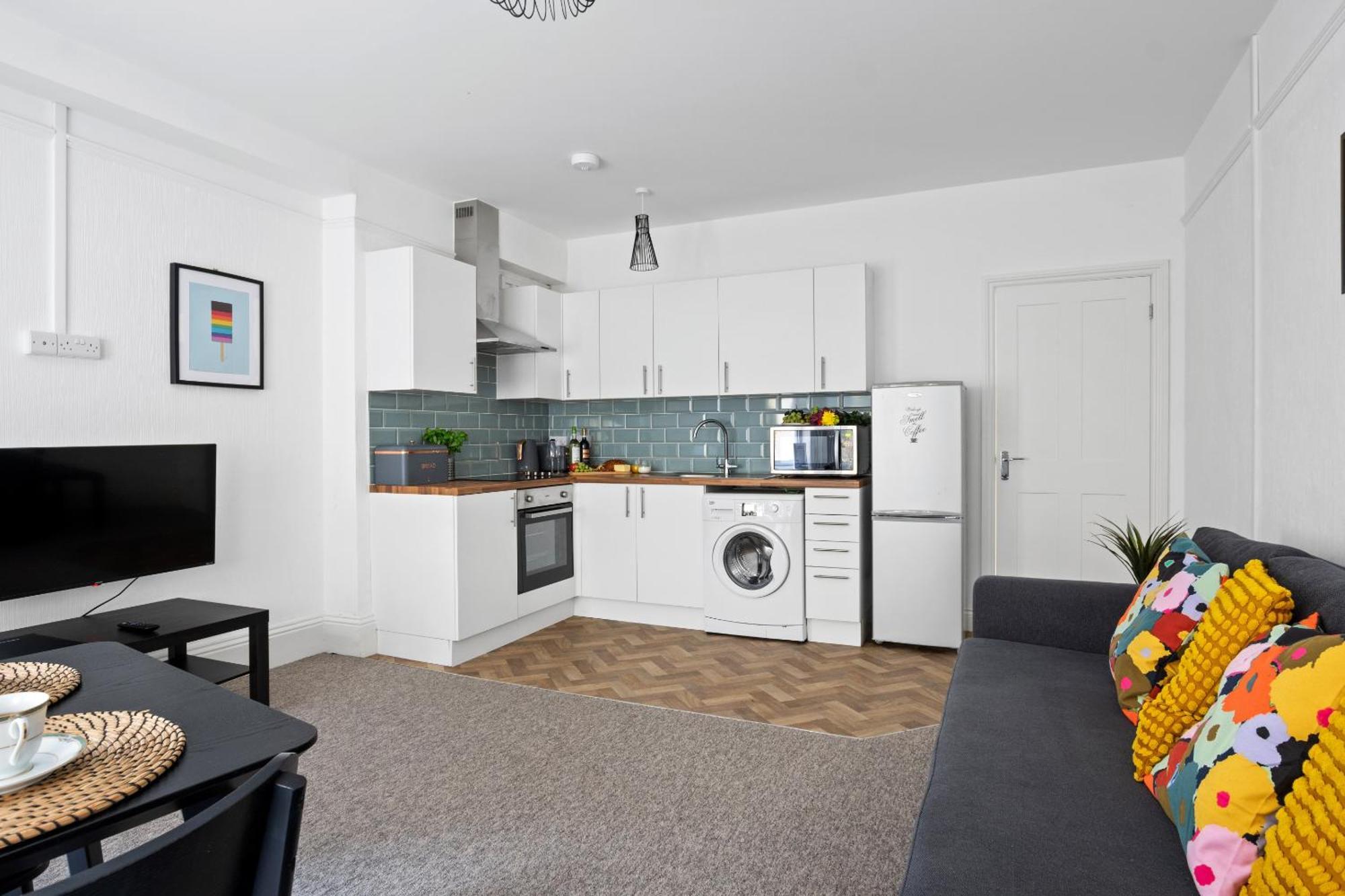 Apartment Family Retreat Stylish Apartment, Sleeps 6, 7 Minute Walk To Parking Wifi Kitchen And Washer Bournemouth