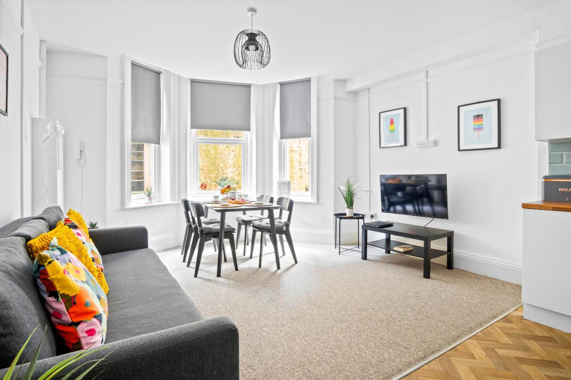 Family Retreat Stylish Apartment, Sleeps 6, 7 Minute Walk To Parking Wifi Kitchen And Washer *