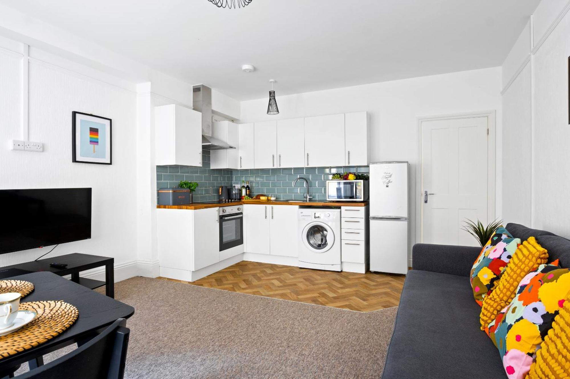 Family Retreat Stylish Apartment, Sleeps 6, 7 Minute Walk To Parking Wifi Kitchen And Washer Bournemouth
