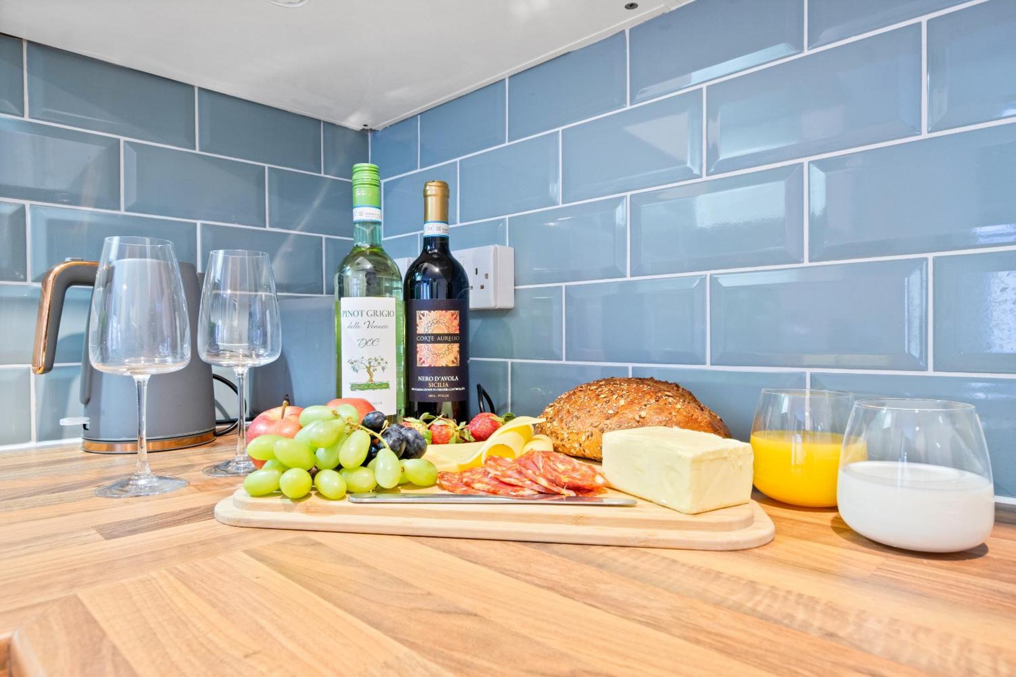 Family Retreat Stylish Apartment, Sleeps 6, 7 Minute Walk To Parking Wifi Kitchen And Washer * Bournemouth