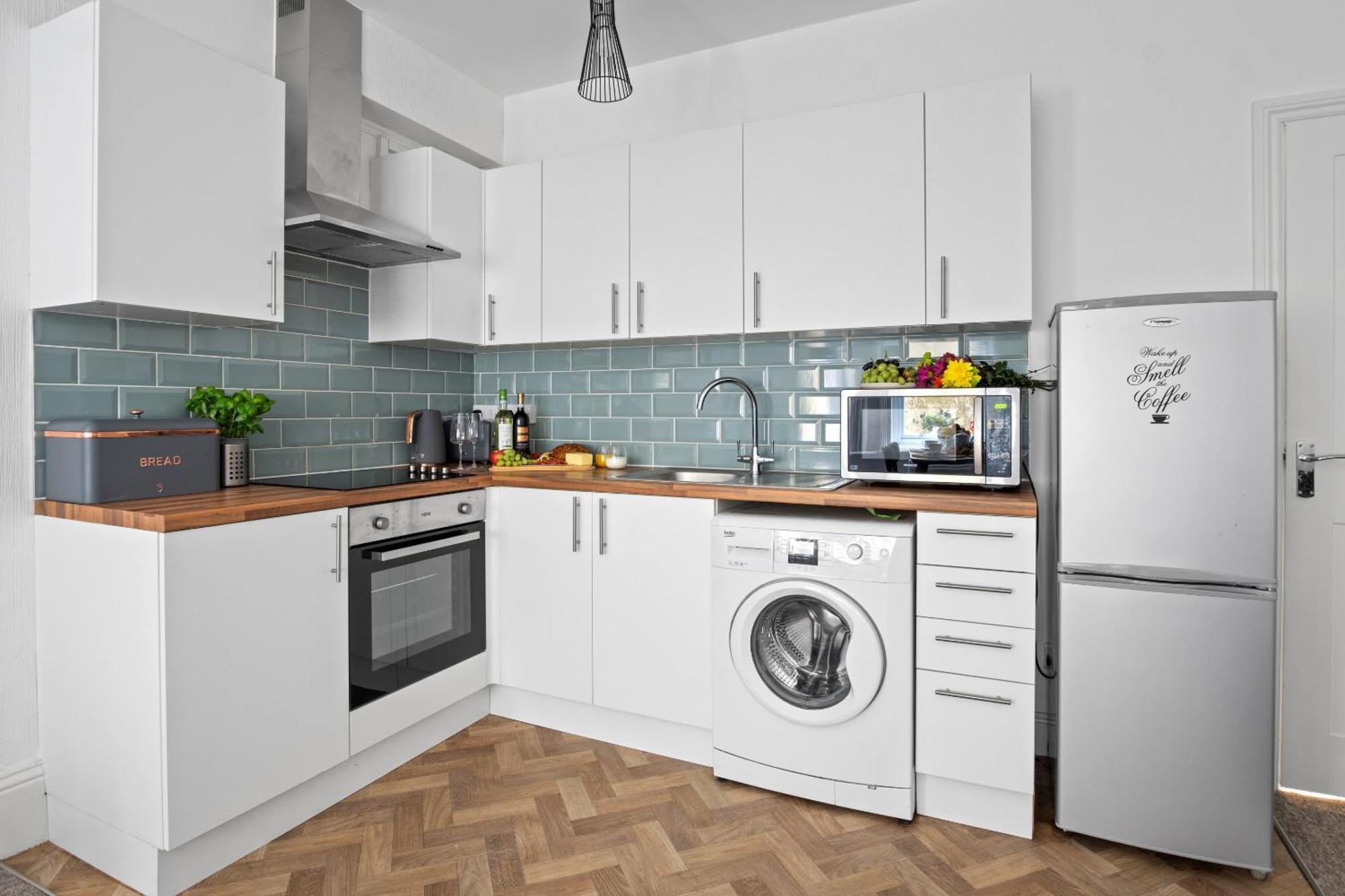 Family Retreat Stylish Apartment, Sleeps 6, 7 Minute Walk To Parking Wifi Kitchen And Washer