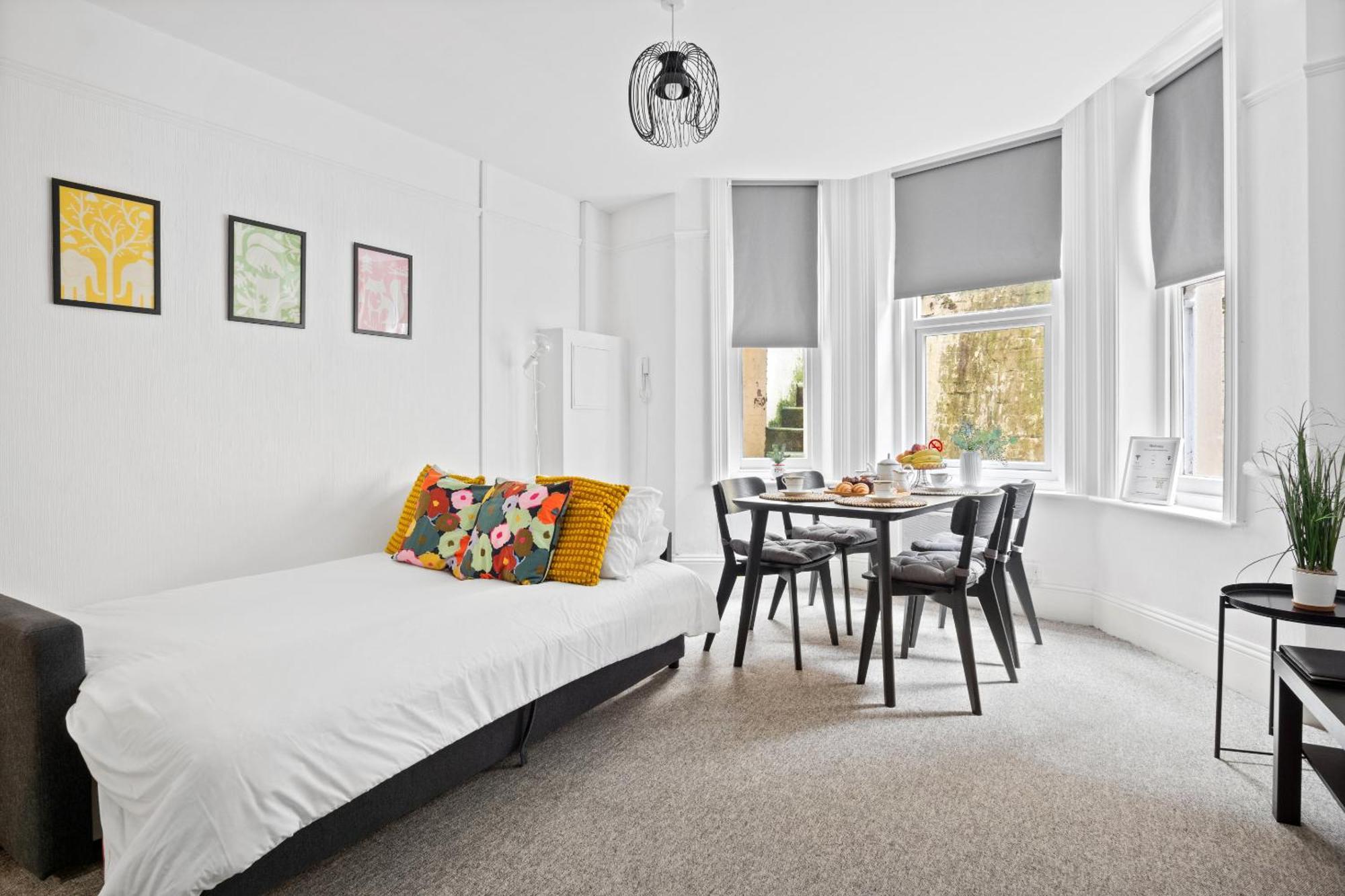 Family Retreat Stylish Apartment, Sleeps 6, 7 Minute Walk To Parking Wifi Kitchen And Washer Apartment