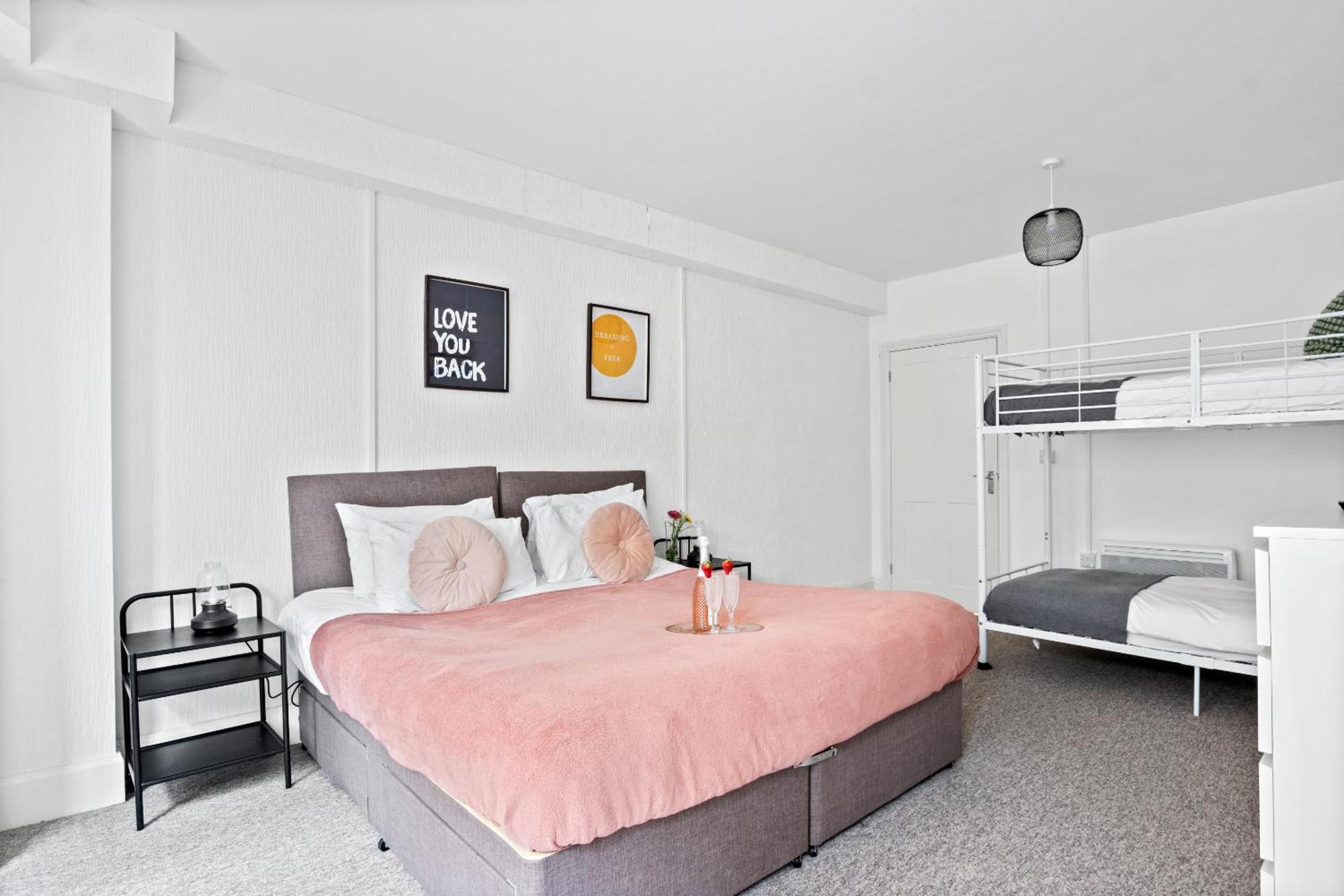 Family Retreat Stylish Apartment, Sleeps 6, 7 Minute Walk To Parking Wifi Kitchen And Washer Apartment *