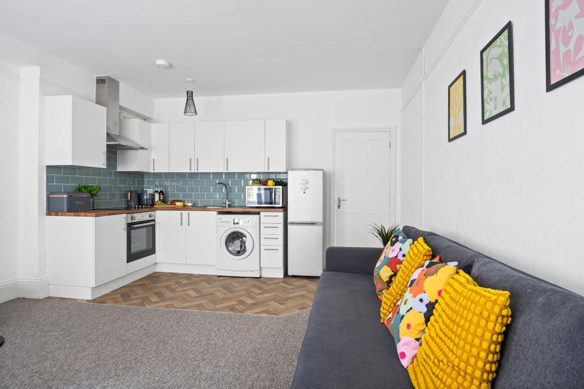 Family Retreat Stylish Apartment, Sleeps 6, 7 Minute Walk To Parking Wifi Kitchen And Washer * Bournemouth