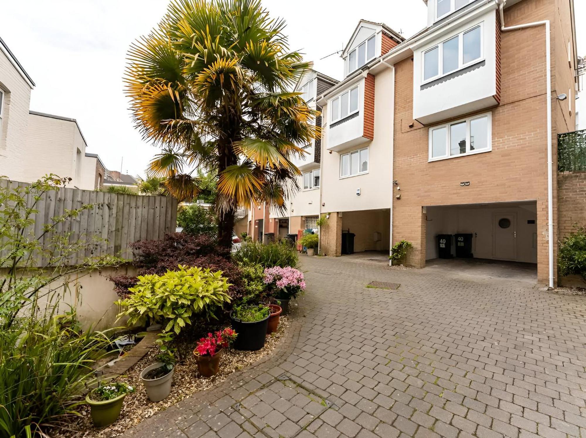 Modern 4-level Townhouse For 8 Free Parking Bournemouth