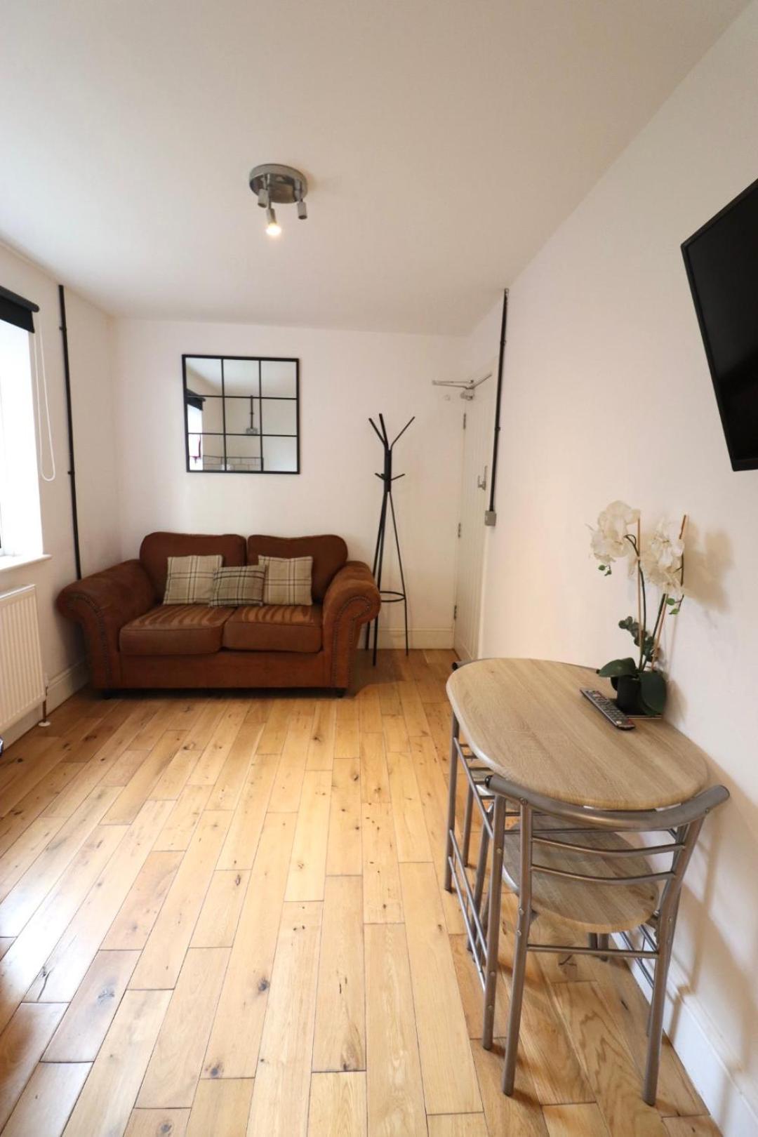 Flat 4, 10 St John's Apartment *