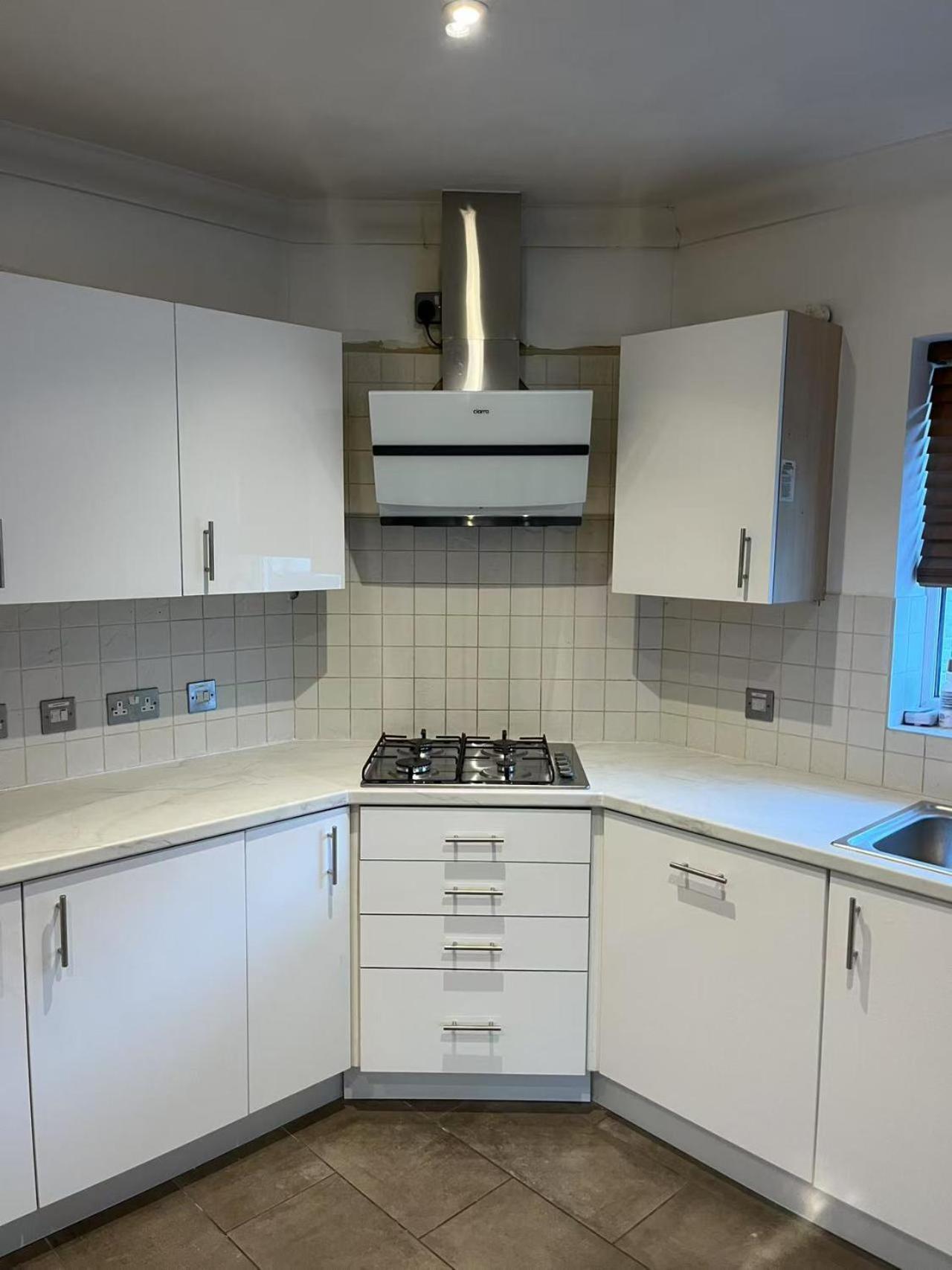 Apartment Spacious 2 Bedroom Flat Near And Town Centre *