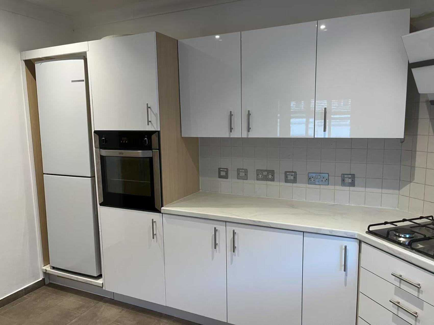 Spacious 2 Bedroom Flat Near And Town Centre *