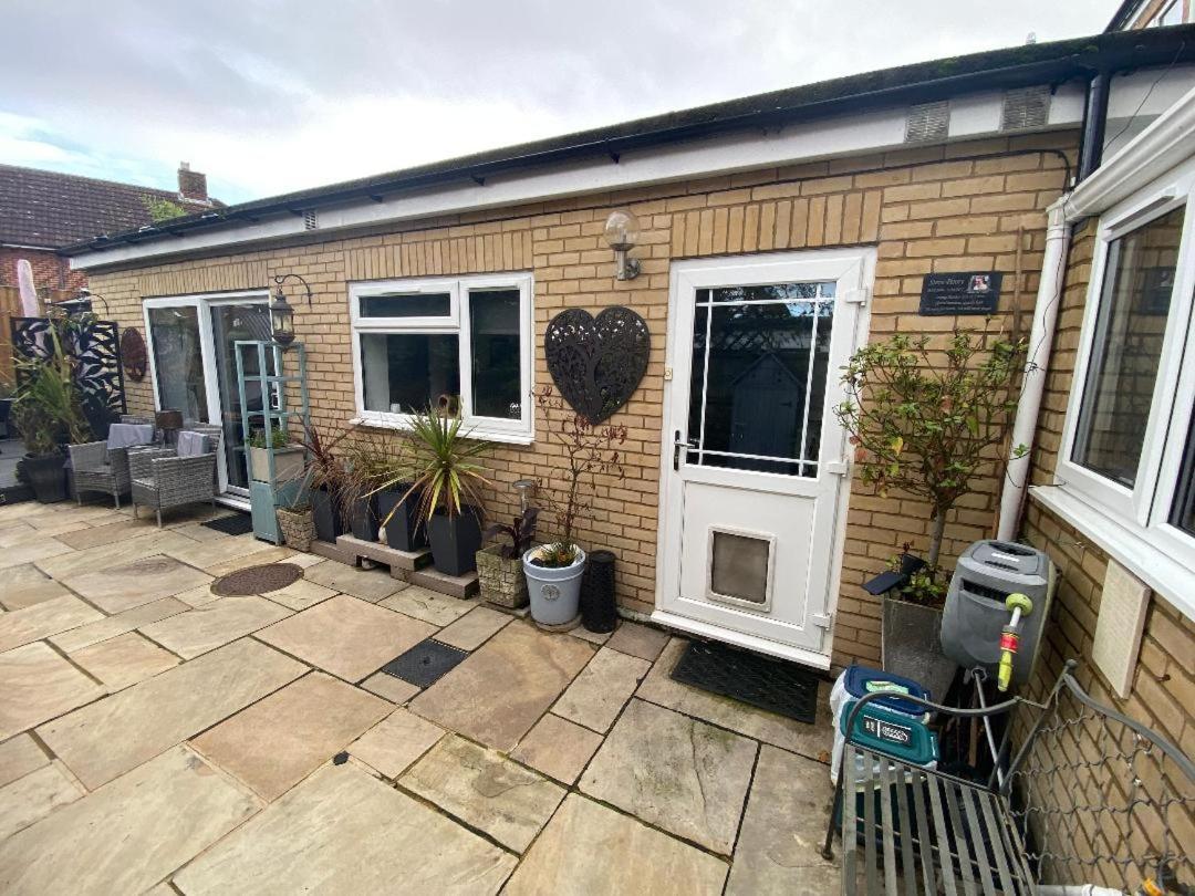 Secret Gem 1 Bed Garden Flat Private Luxury Hot Tub Bournemouth