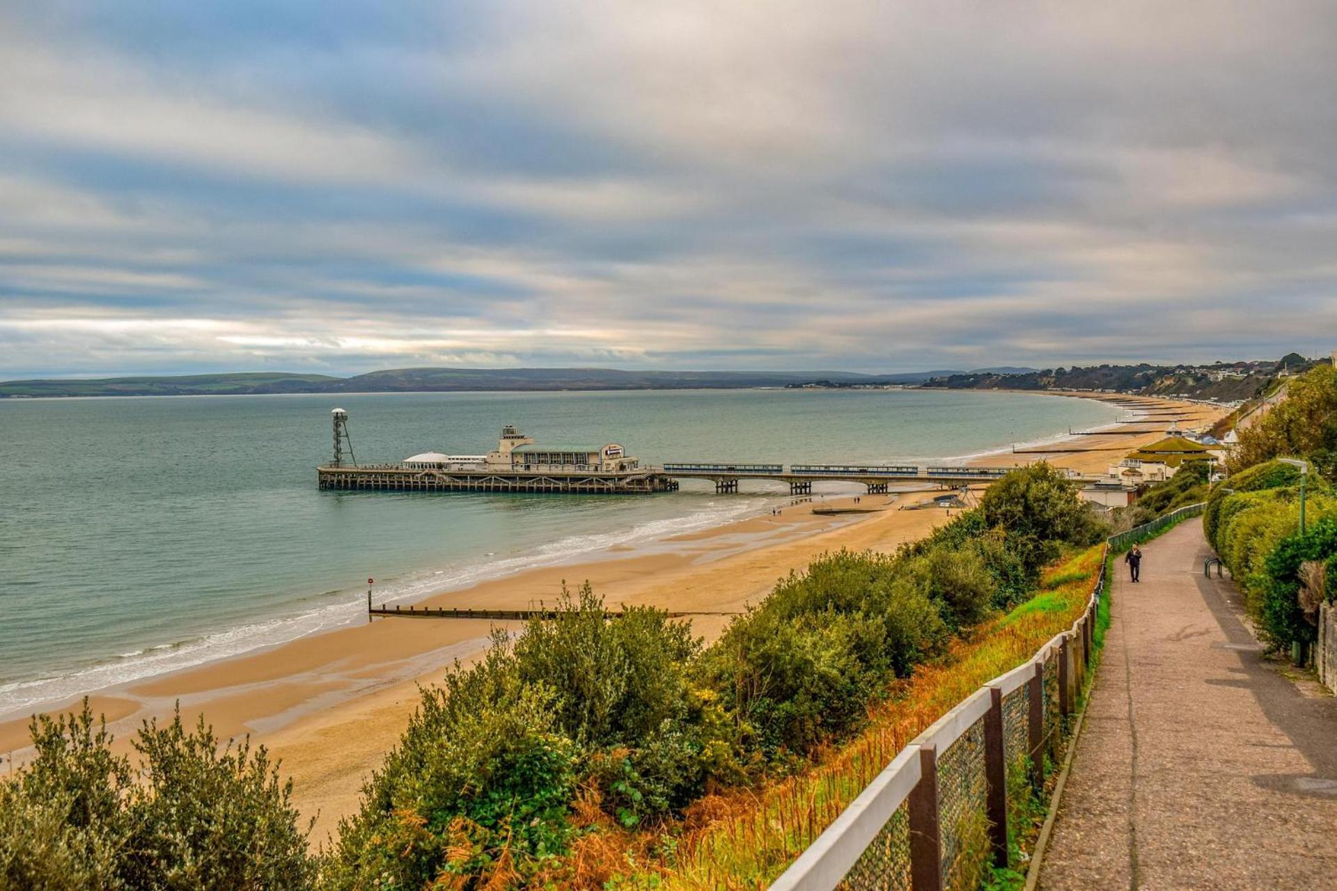 Modern 4-level Townhouse For 8 Free Parking Holiday home Bournemouth