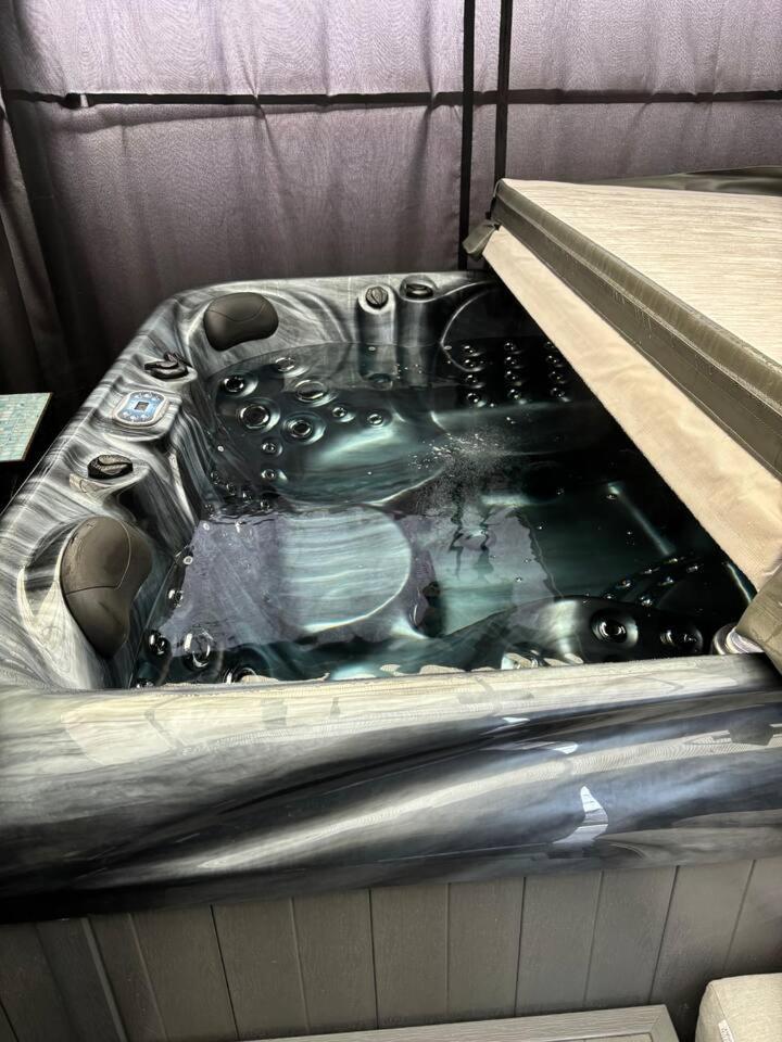 Secret Gem 1 Bed Garden Flat Private Luxury Hot Tub