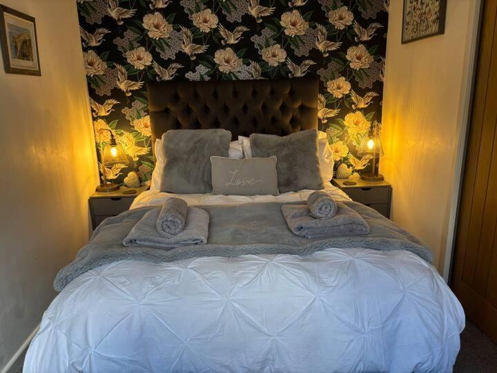 Secret Gem 1 Bed Garden Flat Private Luxury Hot Tub Apartment *