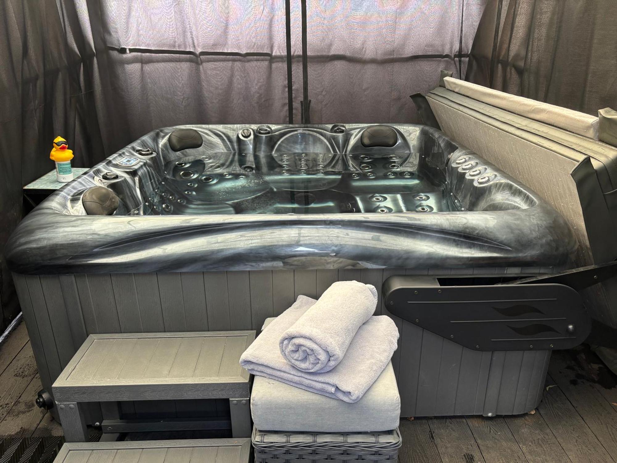 Secret Gem 1 Bed Garden Flat Private Luxury Hot Tub * Bournemouth