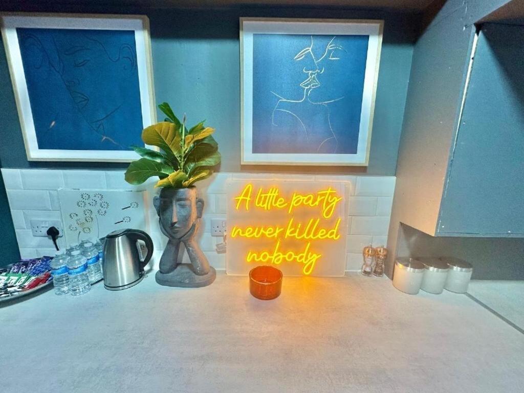 House - Families, Couples, Hot Tub, Parking *