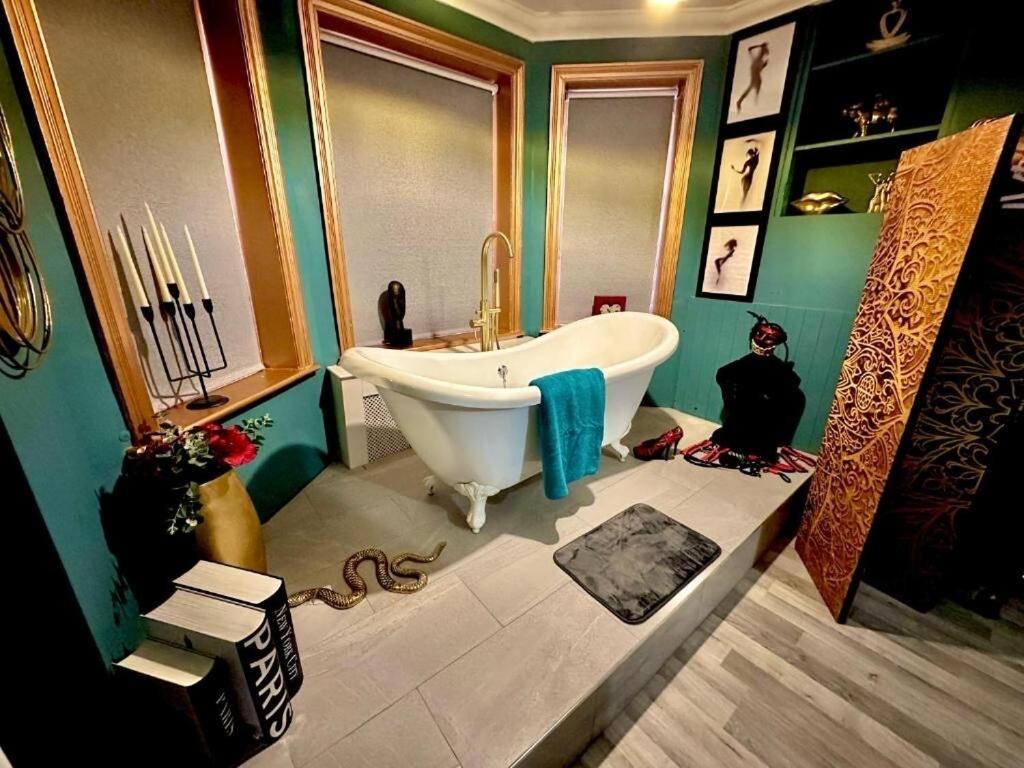 Apartment House - Families, Couples, Hot Tub, Parking