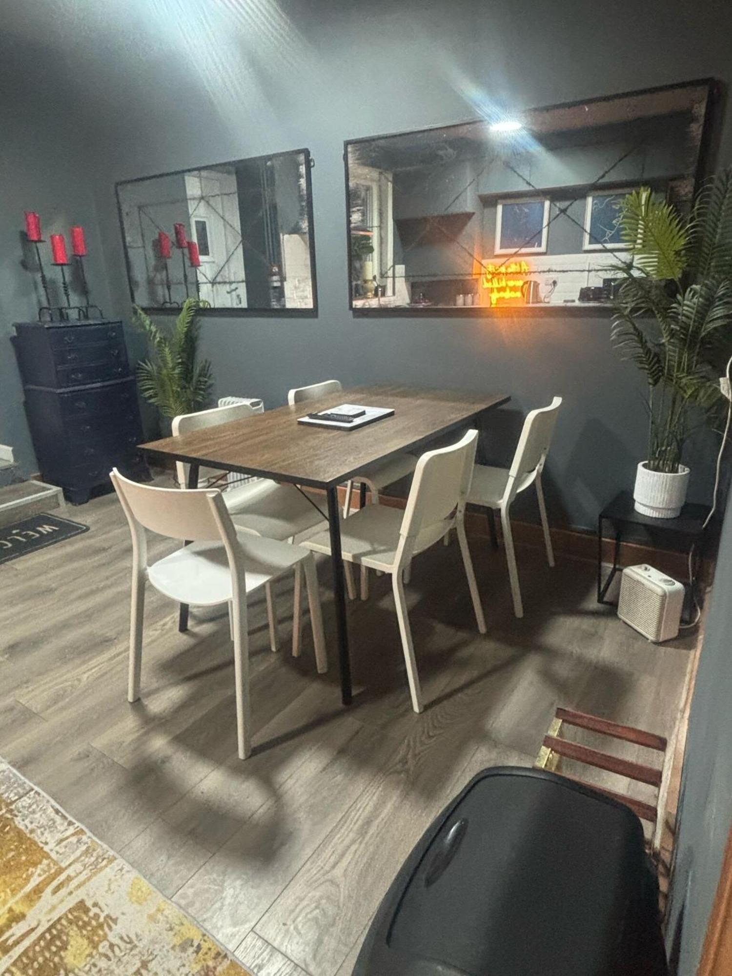 Apartment House - Families, Couples, Hot Tub, Parking