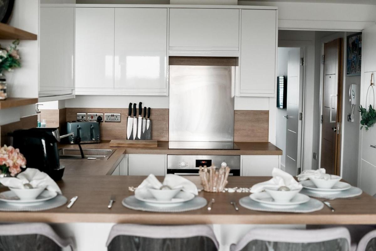 Brand New Beachfront Gf 2 Bed 6 Guests Apartment Bournemouth