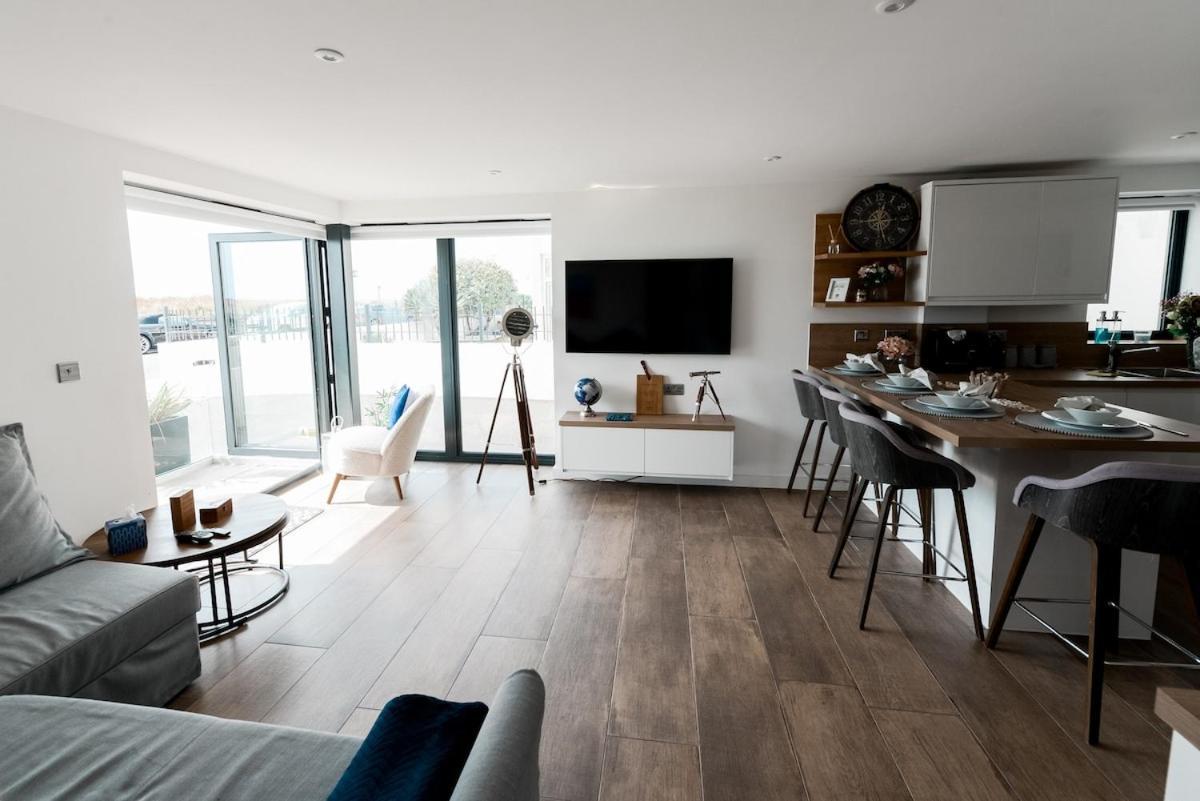 Apartment Brand New Beachfront Gf 2 Bed 6 Guests *