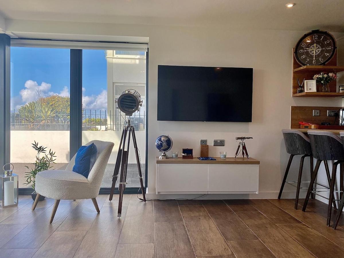 Brand New Beachfront Gf 2 Bed 6 Guests Apartment Bournemouth