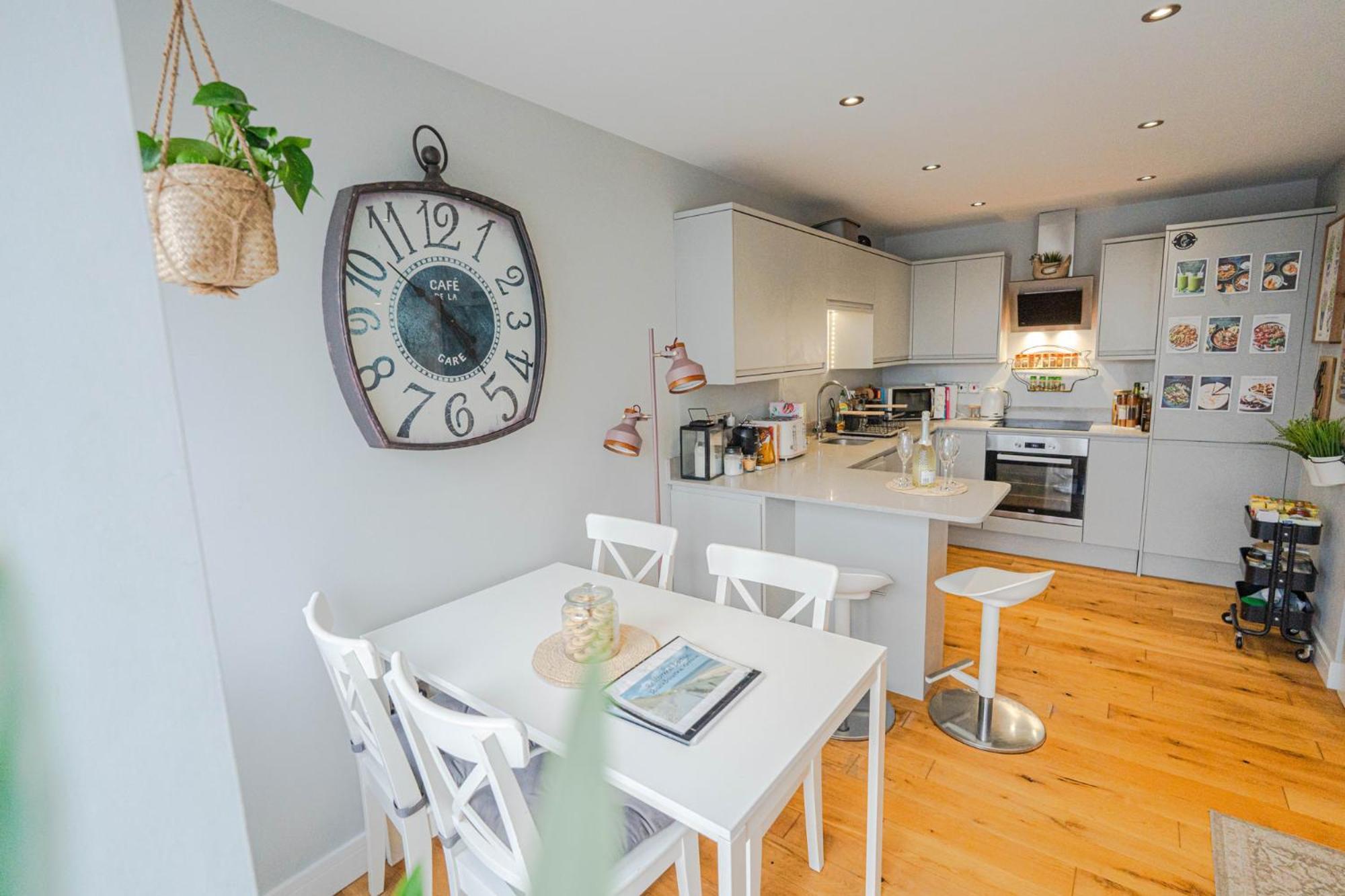Apartment Stunning Bright Two Bedroom In Southbourne