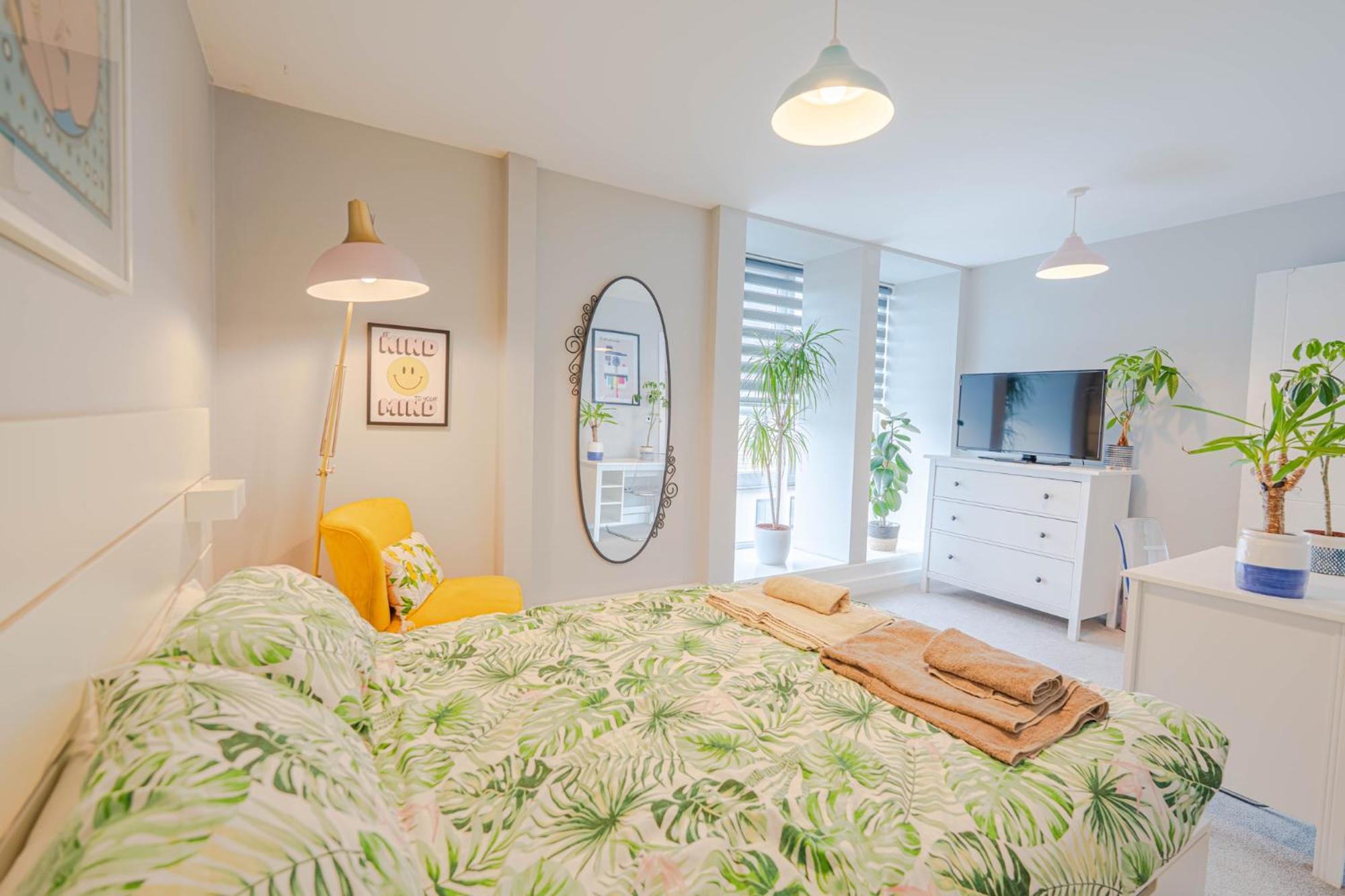 Stunning Bright Two Bedroom In Southbourne Apartment