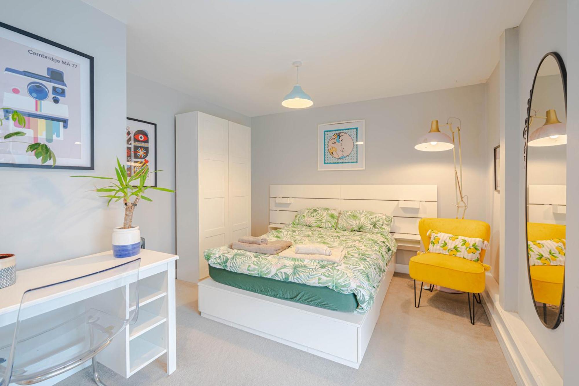 Stunning Bright Two Bedroom In Southbourne Apartment *
