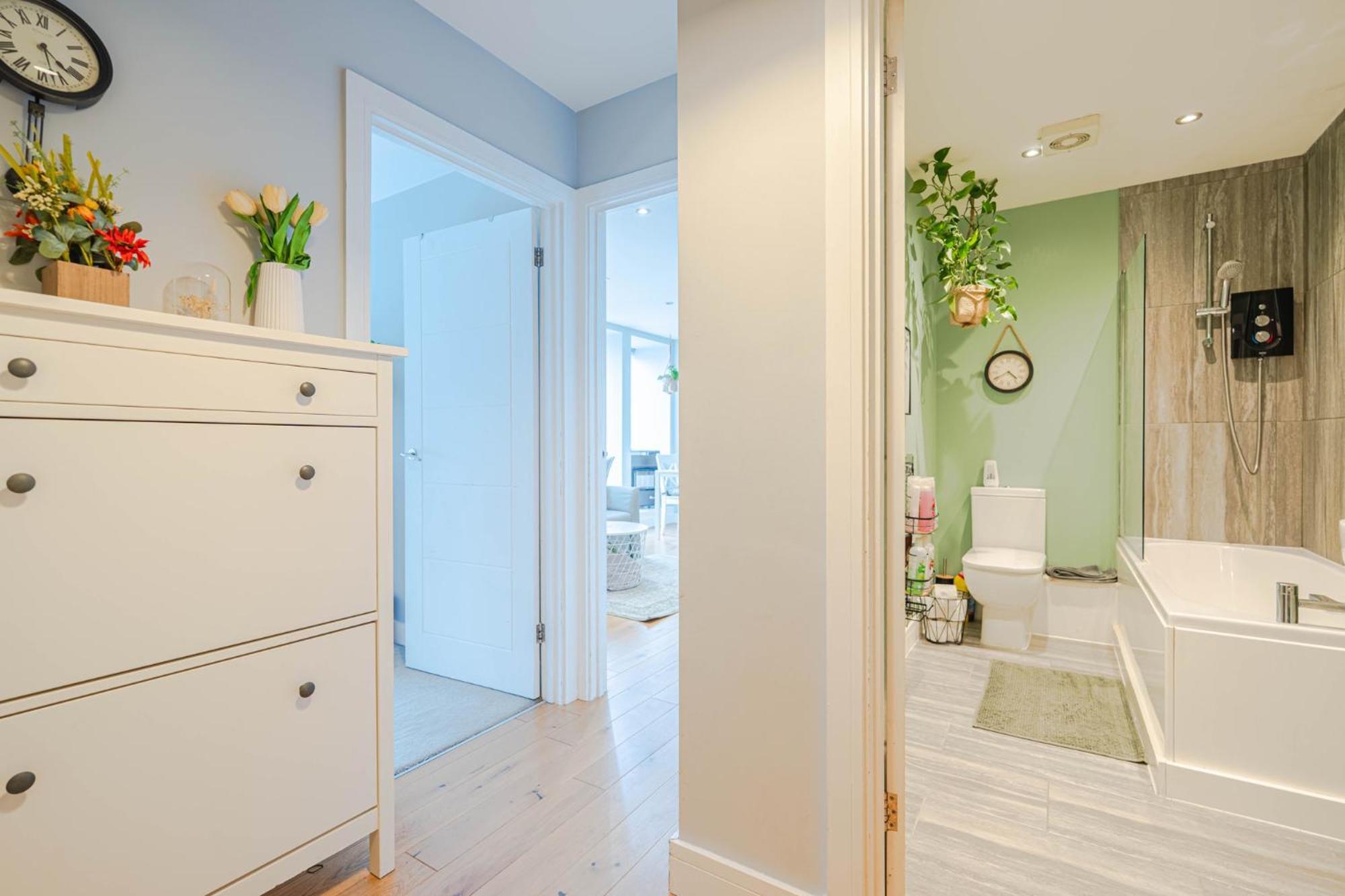 Stunning Bright Two Bedroom In Southbourne Apartment *