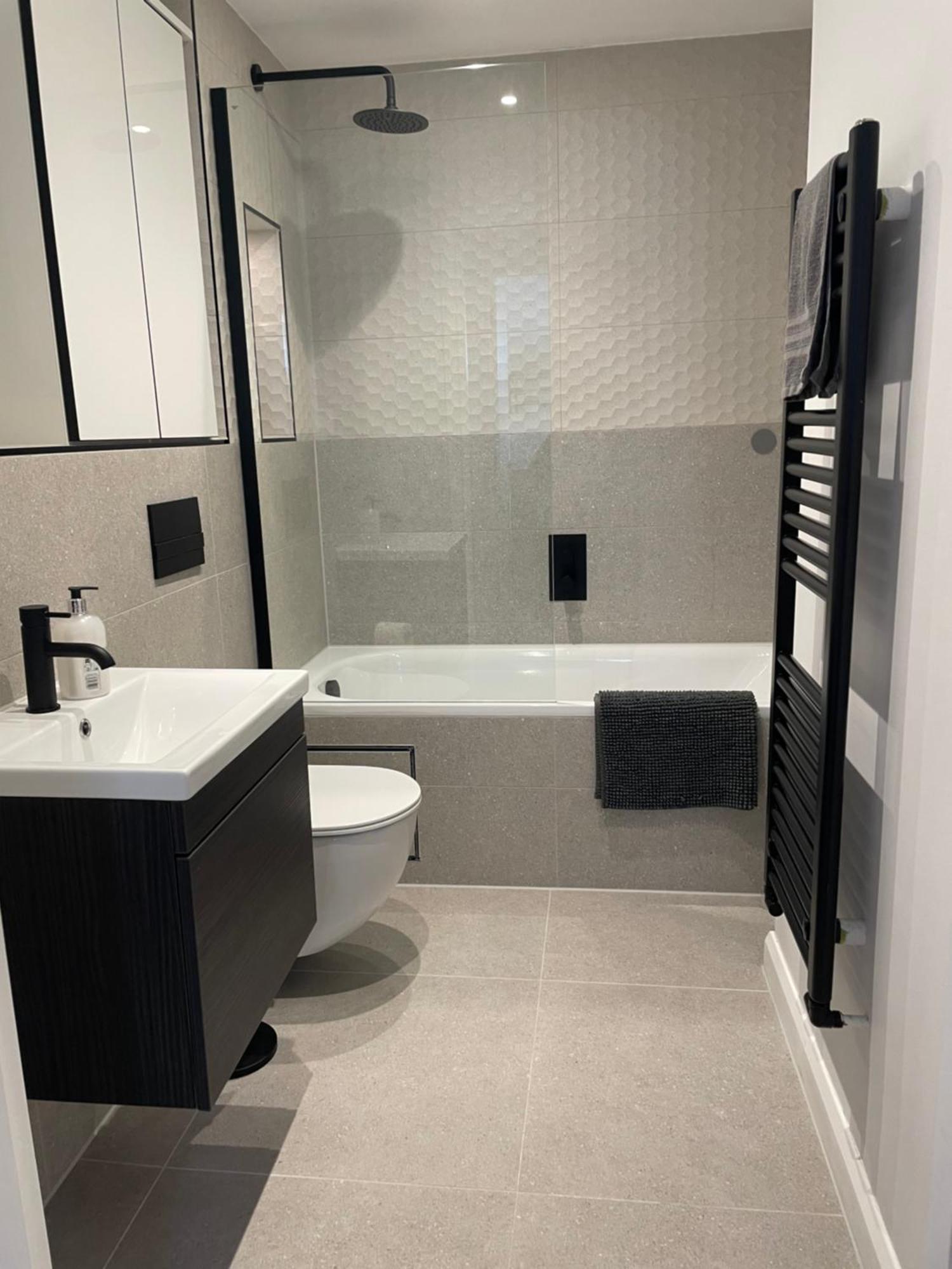 Apartment And Peaceful Two Bedroom Flat In Town
