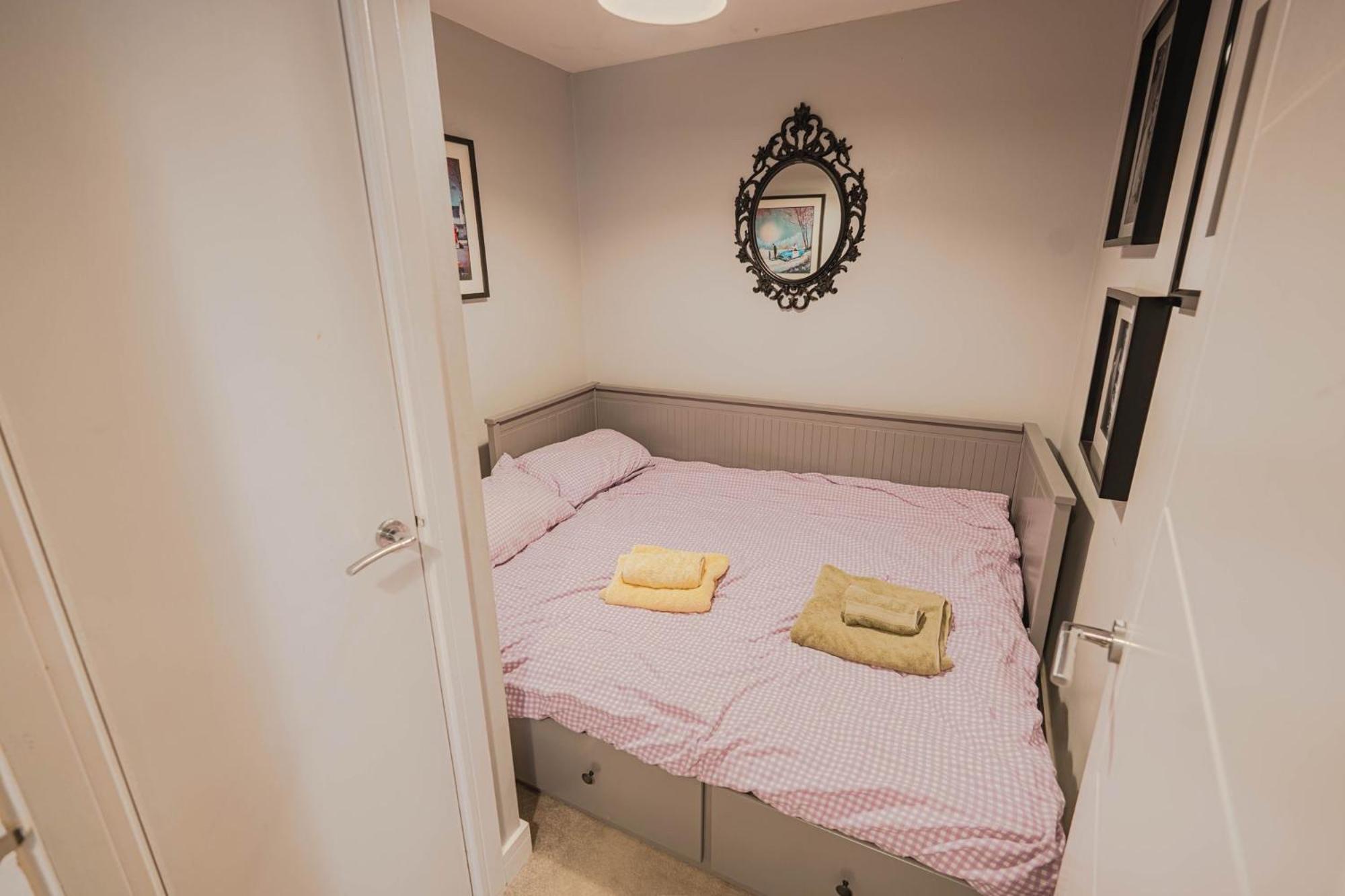 Stunning Bright Two Bedroom In Southbourne Apartment *