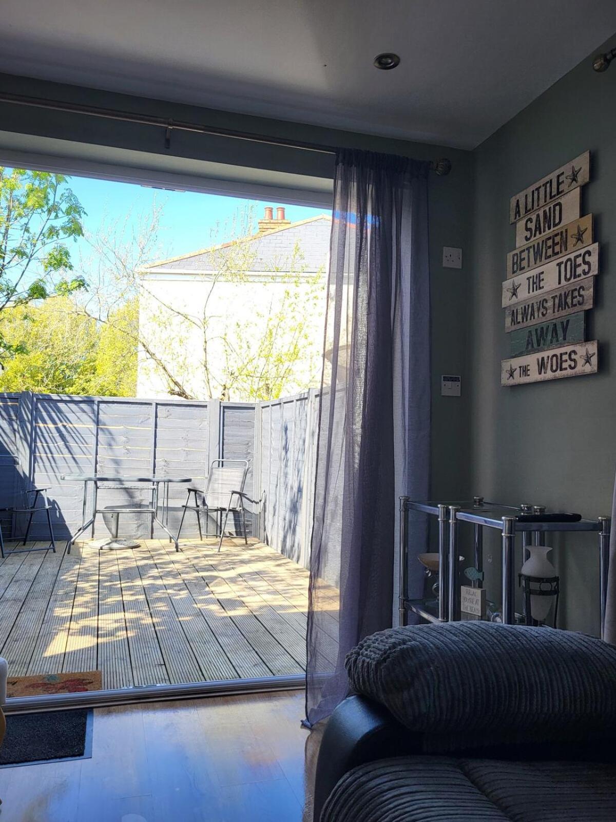 Apartment Modern One-bed Flat With Garden *
