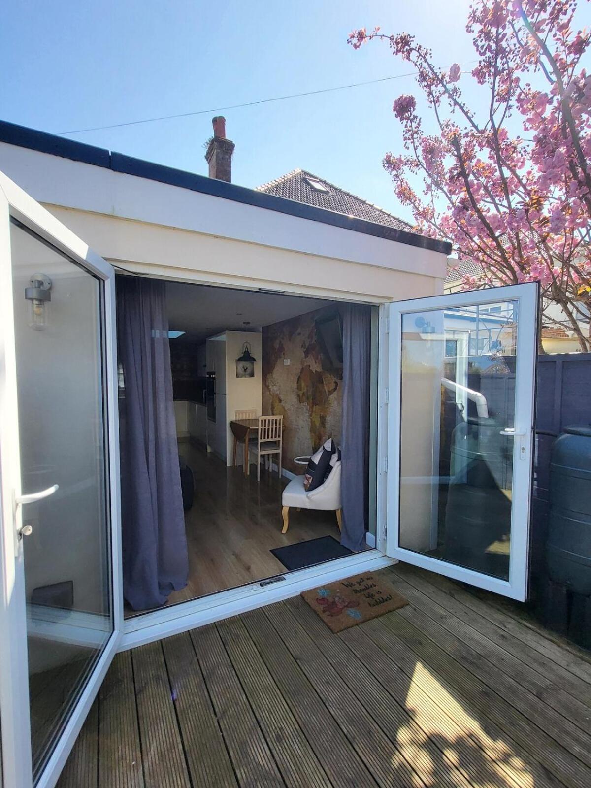 Apartment Modern One-bed Flat With Garden *
