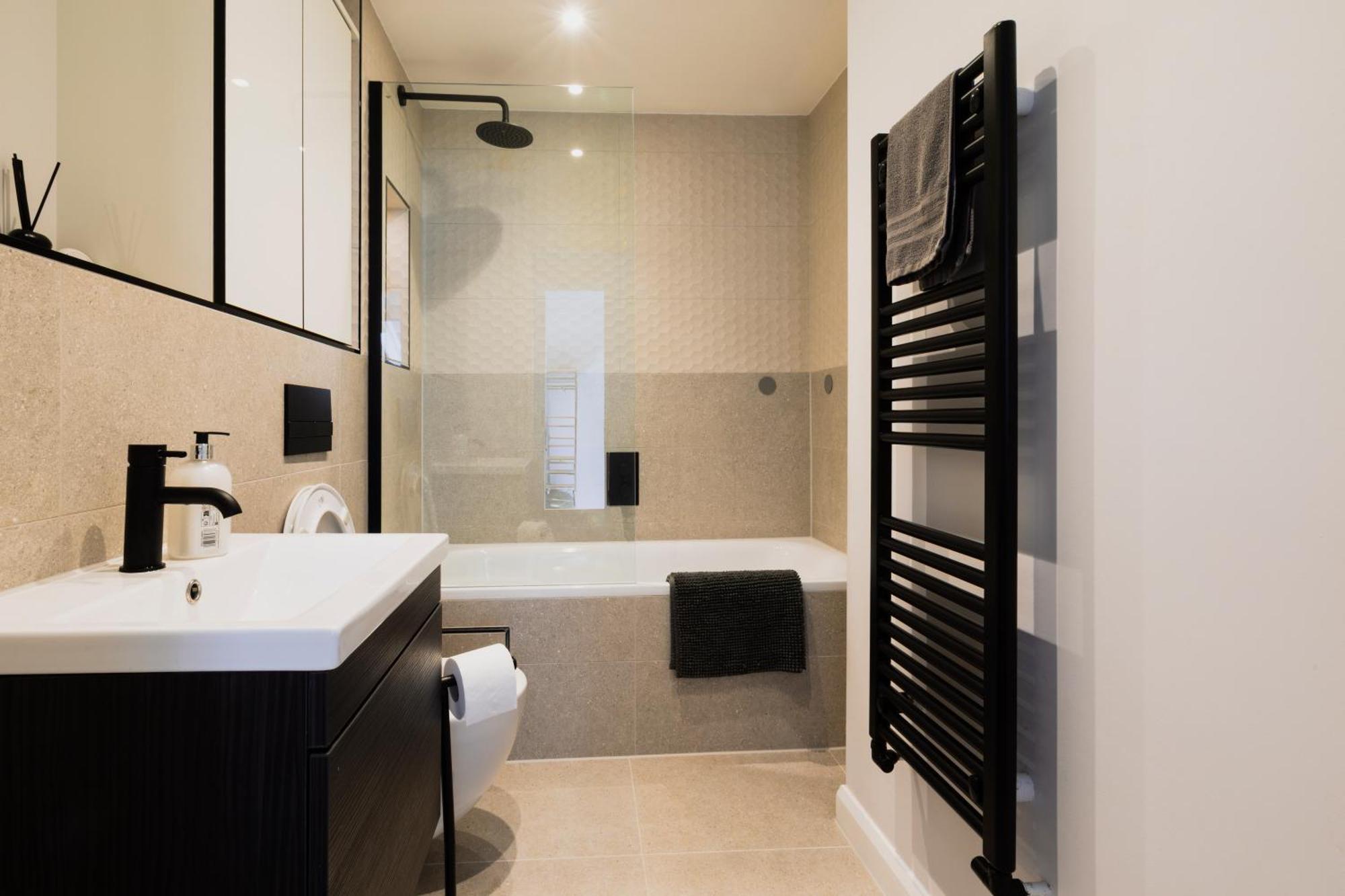 And Peaceful Two Bedroom Flat In Town Apartment *