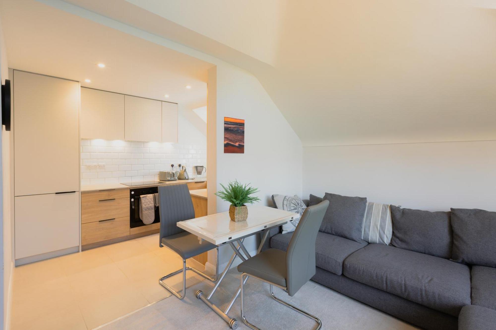 Apartment And Peaceful Two Bedroom Flat In Town *