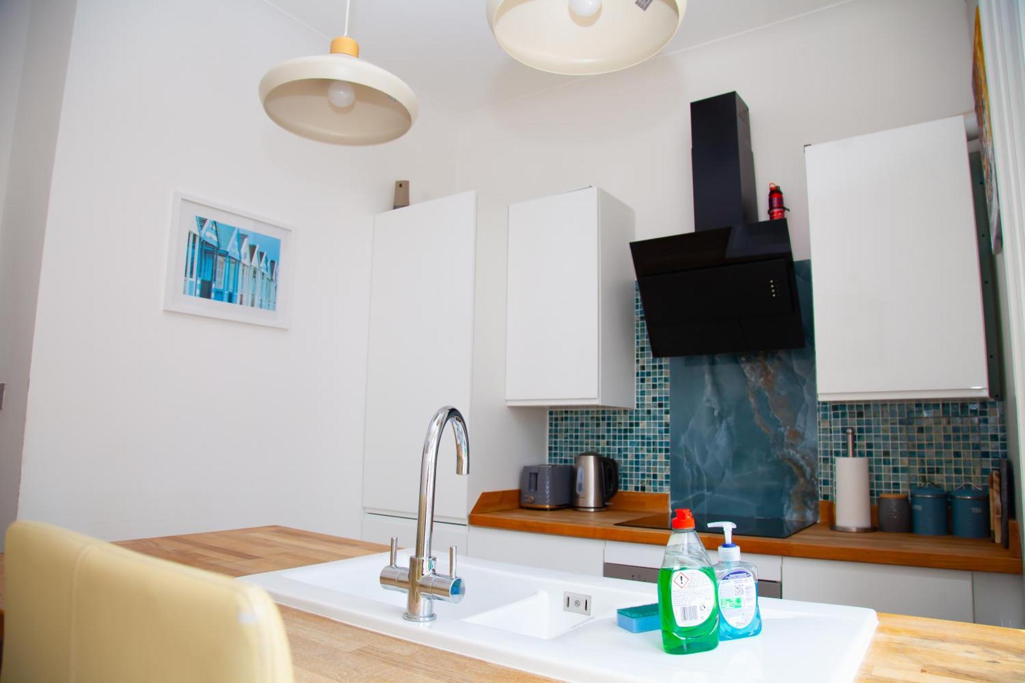 Apartment Seaside Centre - Large 3br, Wifi, 8 Min Walk *