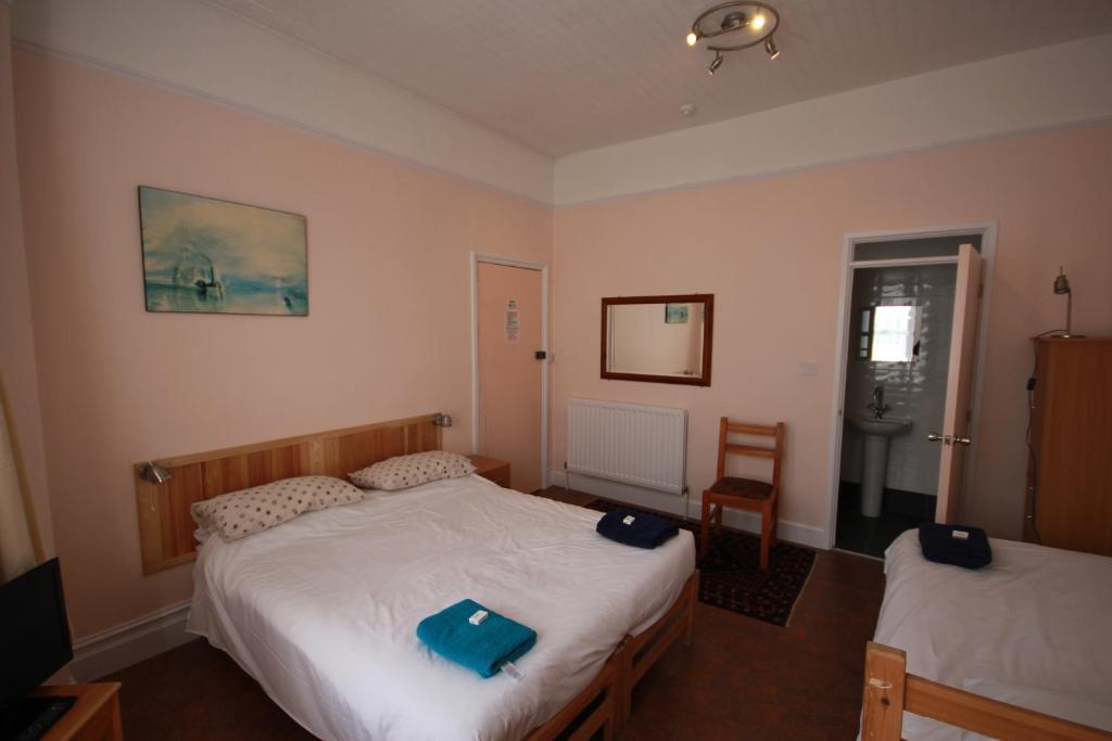 Bed & Breakfast Dolphins Bournemouth