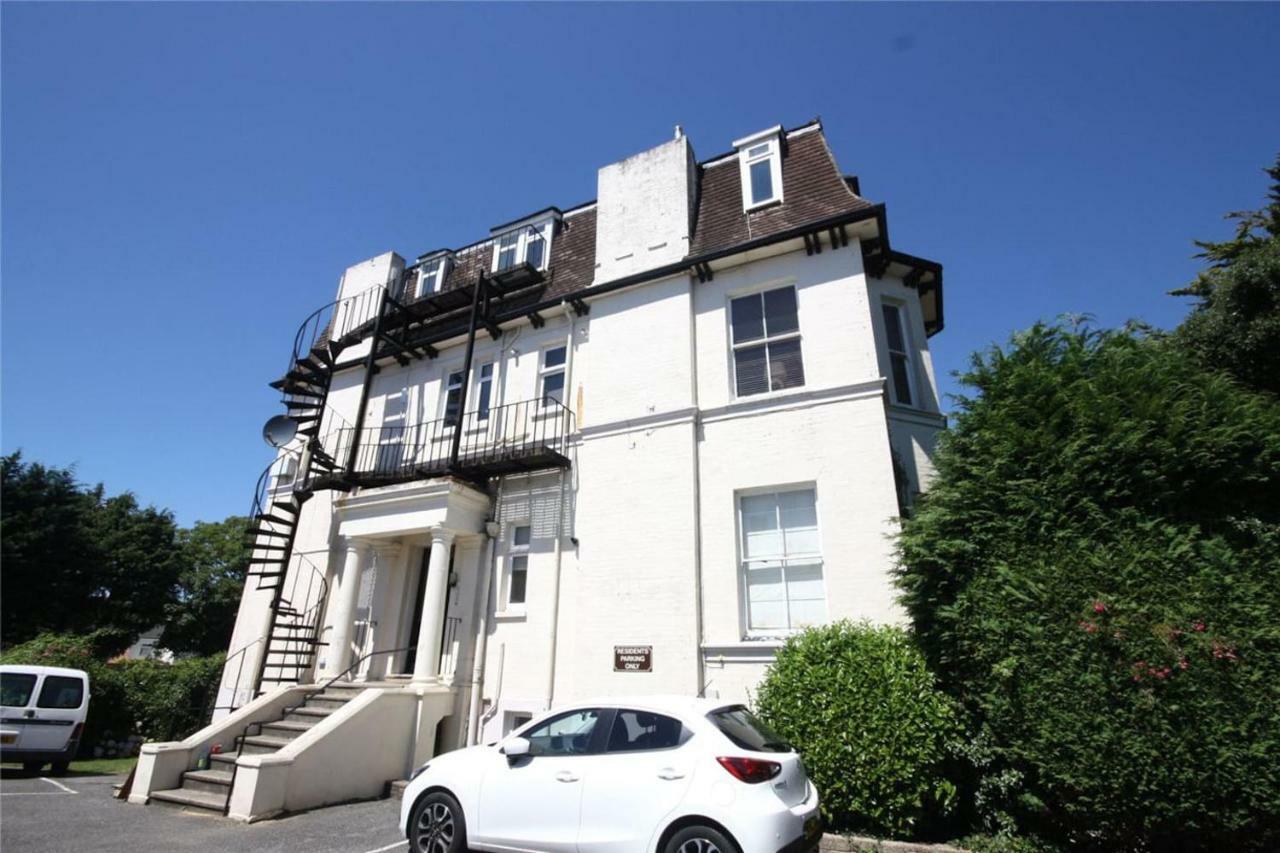 Bright 2 Bedroom - Great Location - Free Parking *