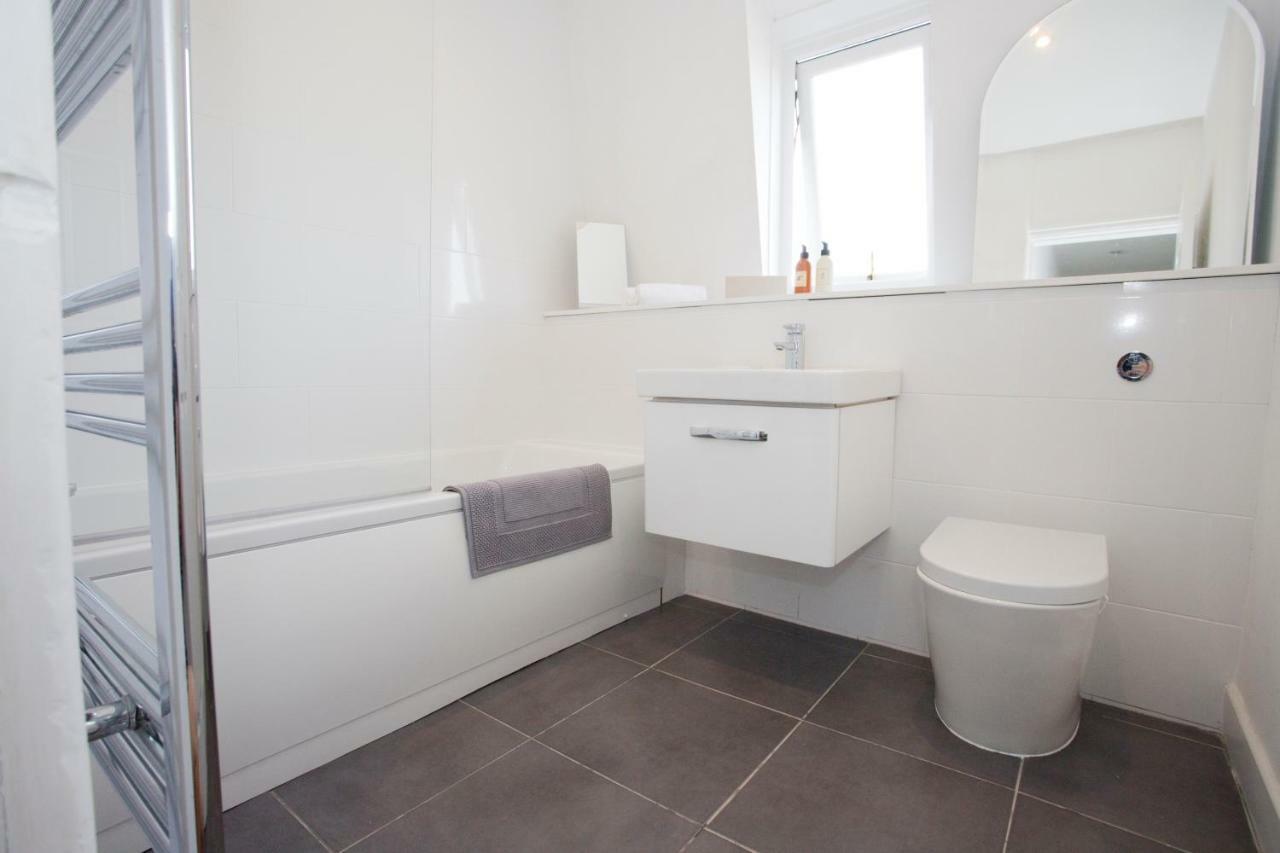 Bright 2 Bedroom - Great Location - Free Parking Apartment *