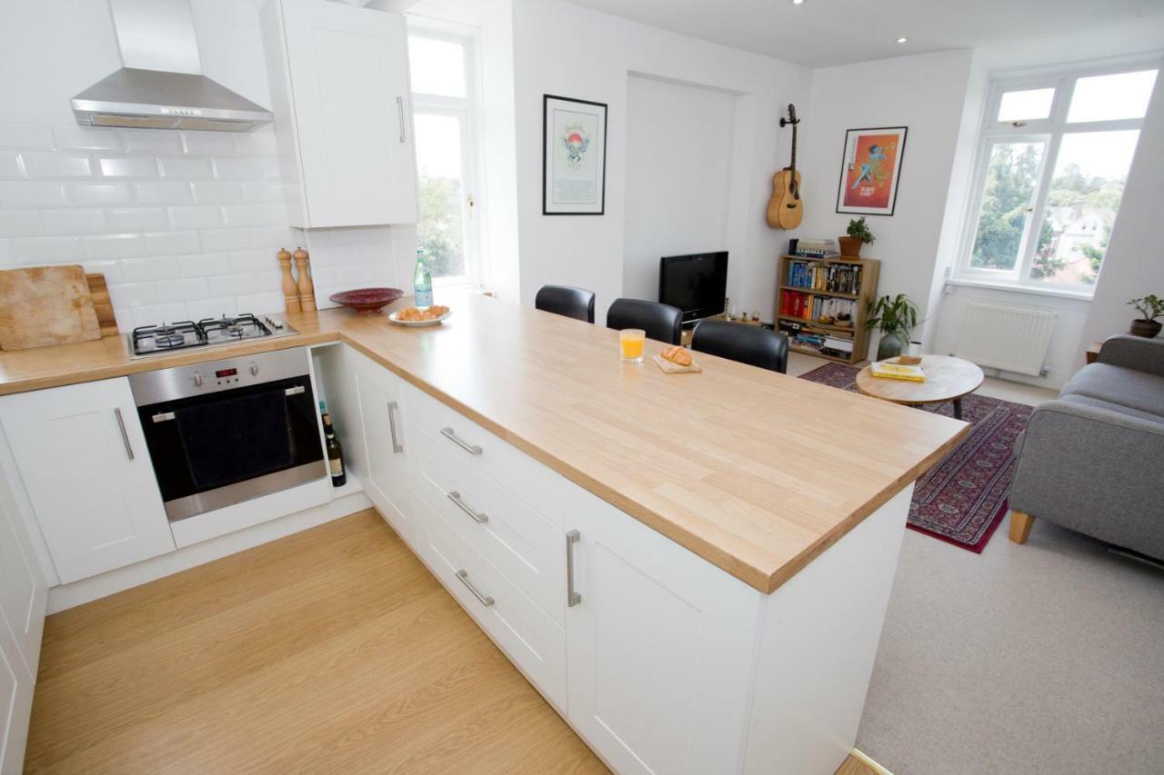 Bright 2 Bedroom - Great Location - Free Parking Apartment *