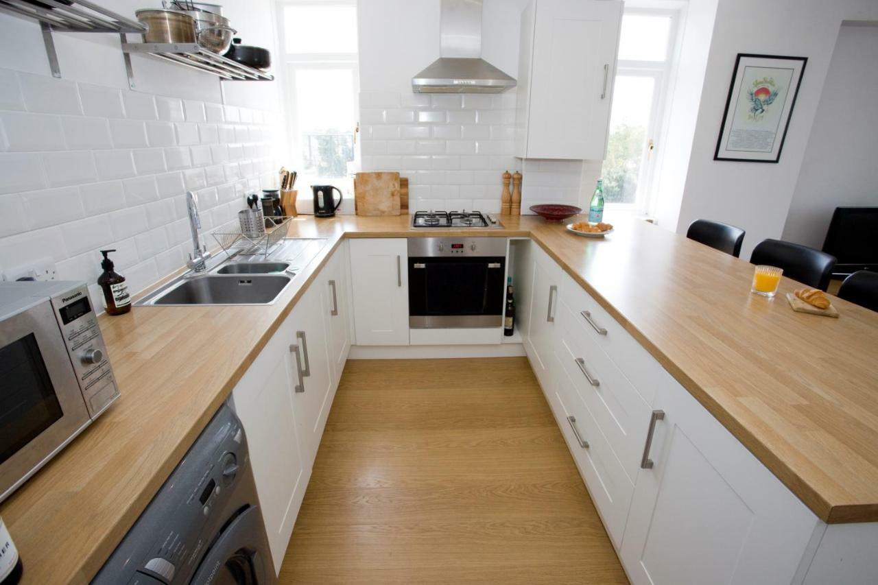 Bright 2 Bedroom - Great Location - Free Parking Apartment