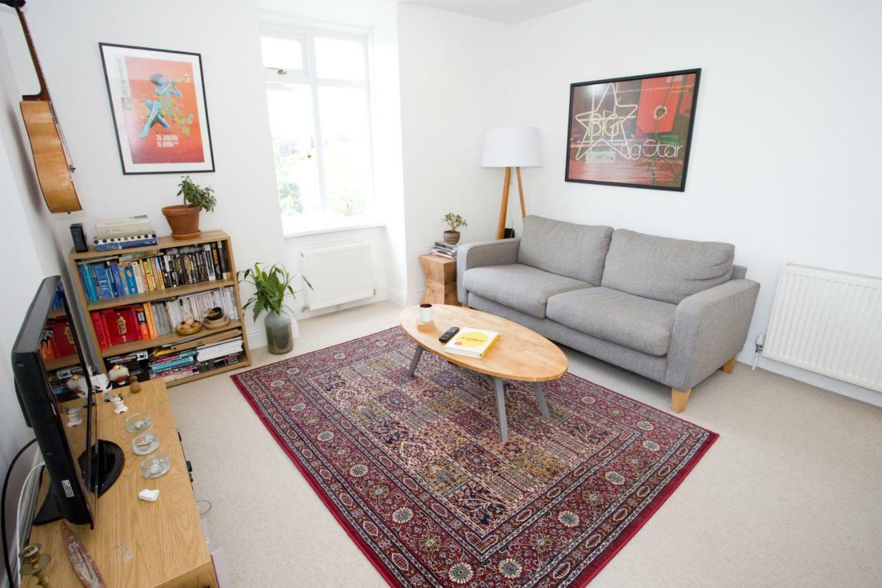 Bright 2 Bedroom - Great Location - Free Parking Apartment *