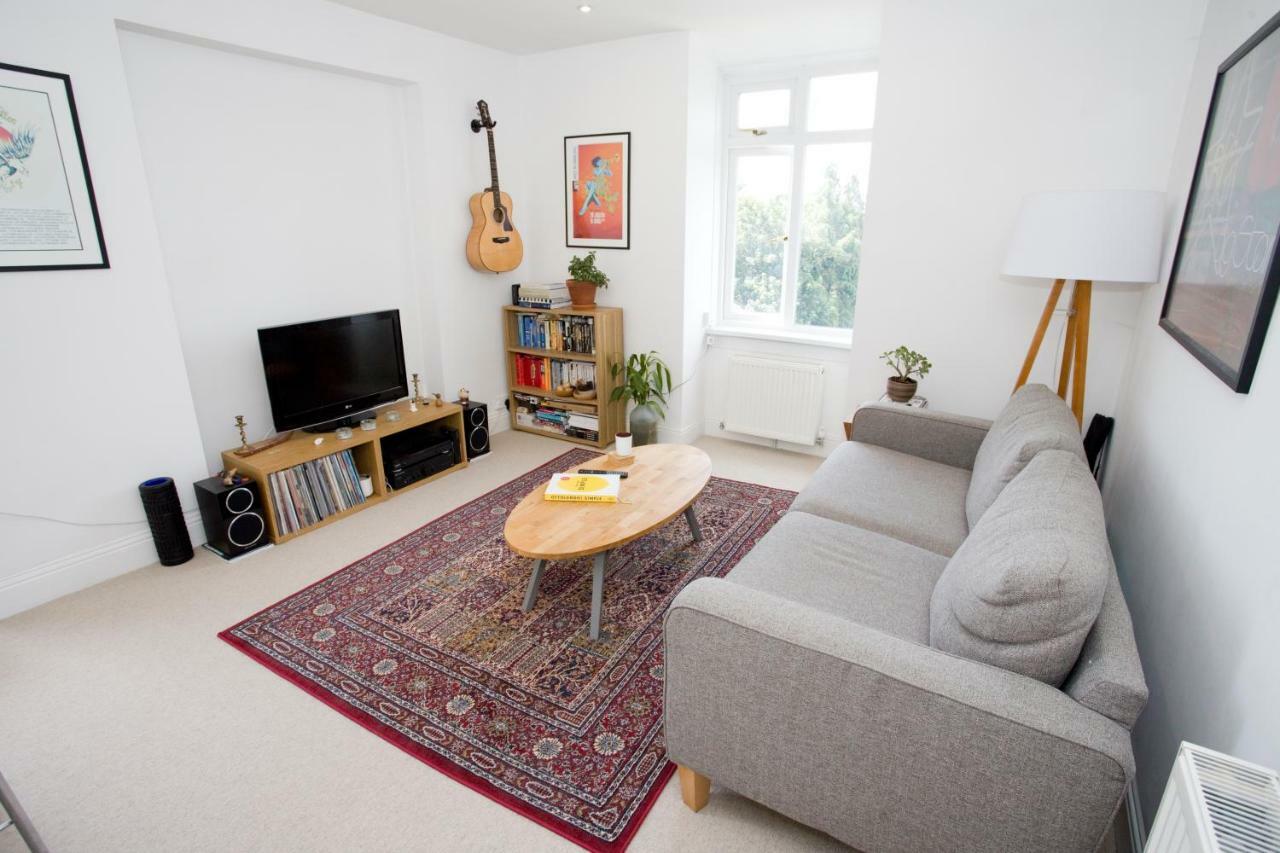 Apartment Bright 2 Bedroom - Great Location - Free Parking