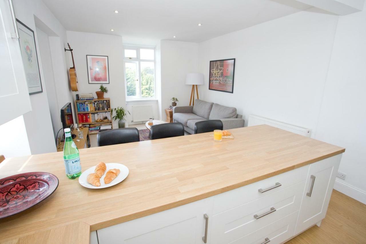 Apartment Bright 2 Bedroom - Great Location - Free Parking