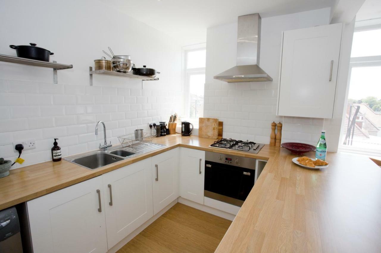 Apartment Bright 2 Bedroom - Great Location - Free Parking