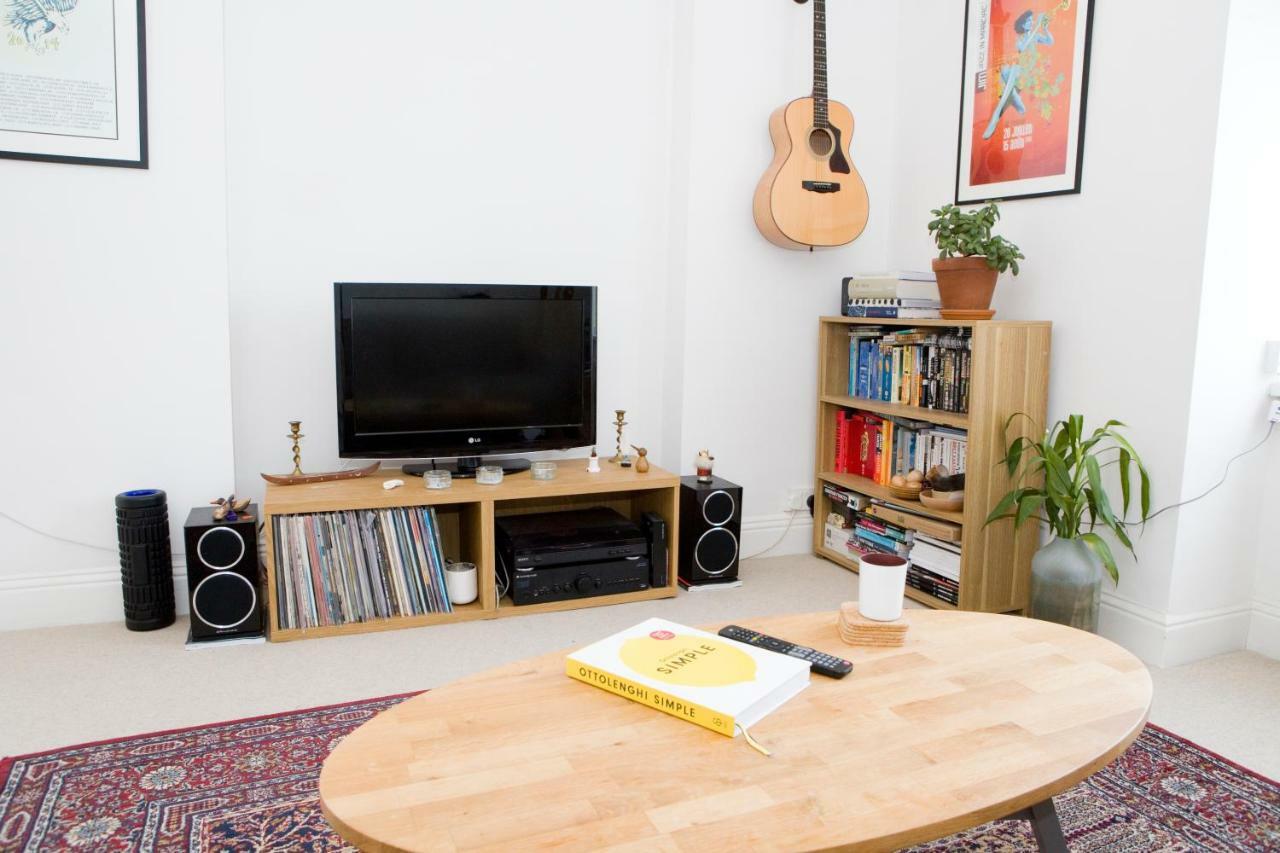 Apartment Bright 2 Bedroom - Great Location - Free Parking