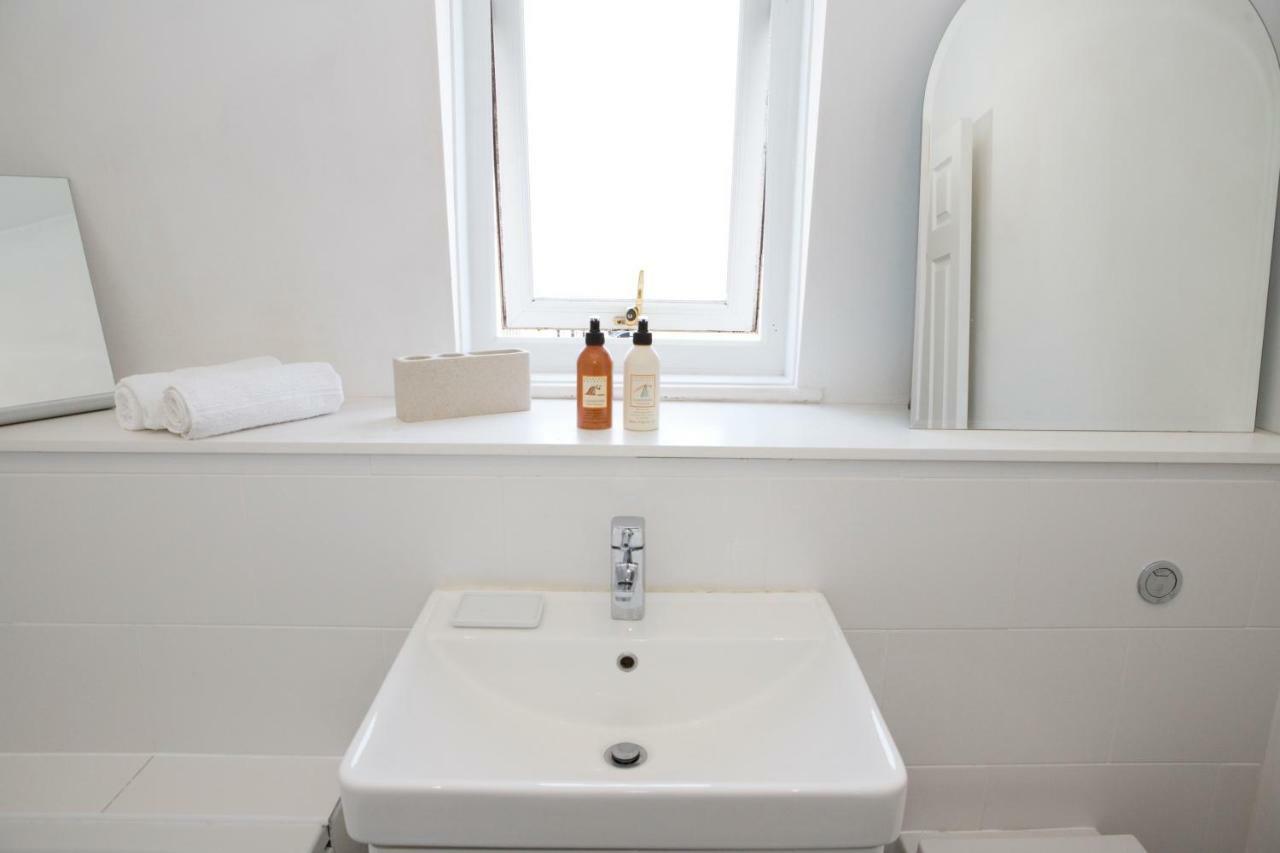 Bright 2 Bedroom - Great Location - Free Parking