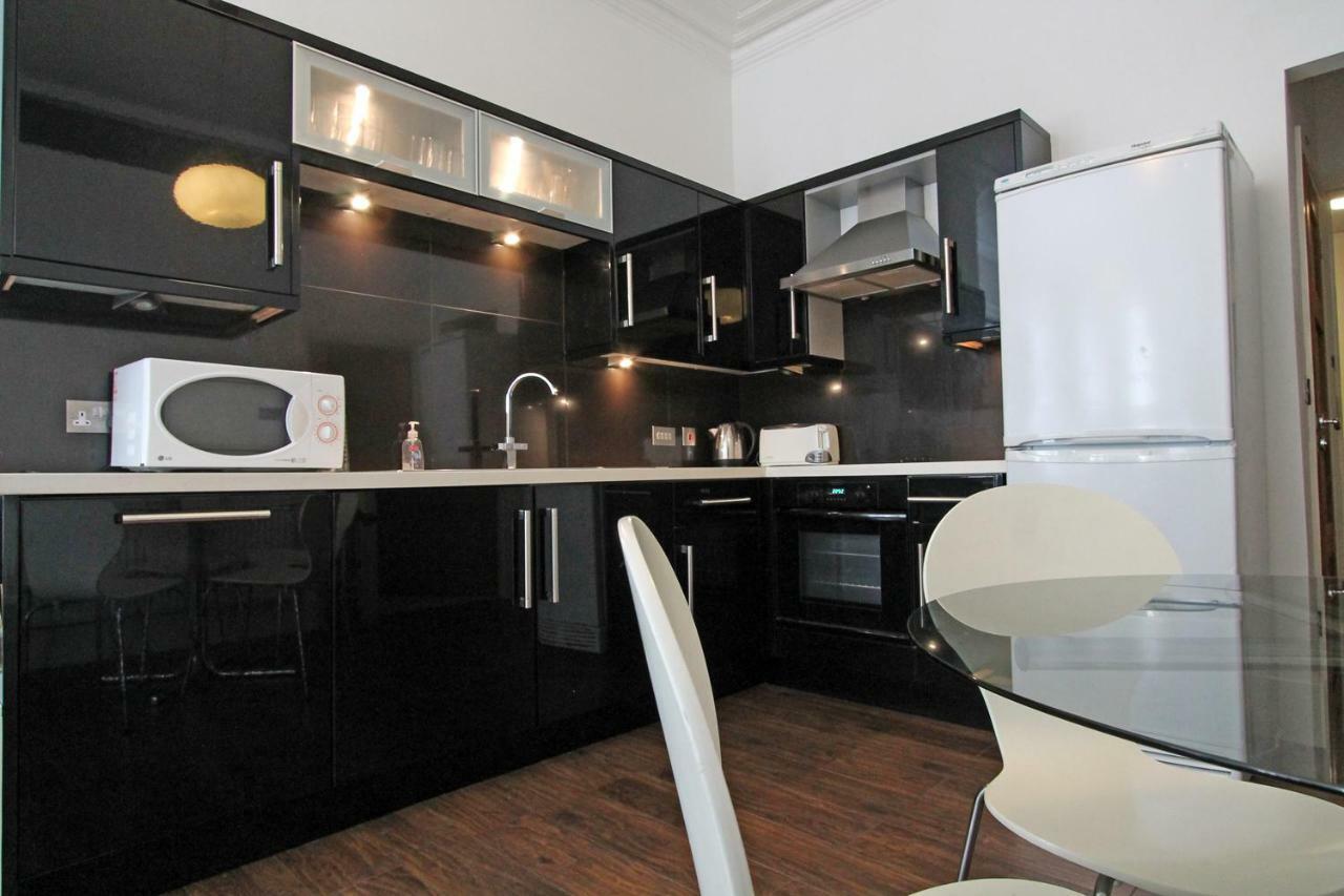 2 Bed Flat Near Town Centre Apartment *