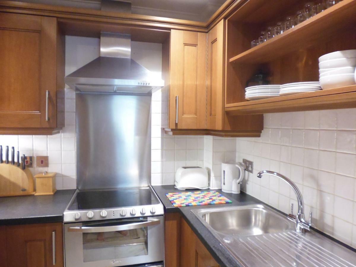 Walking Distance To , Close To Town Center Apartment *